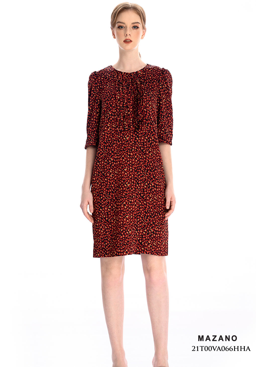 Đầm suông đỏ họa tiết bèo trang trí