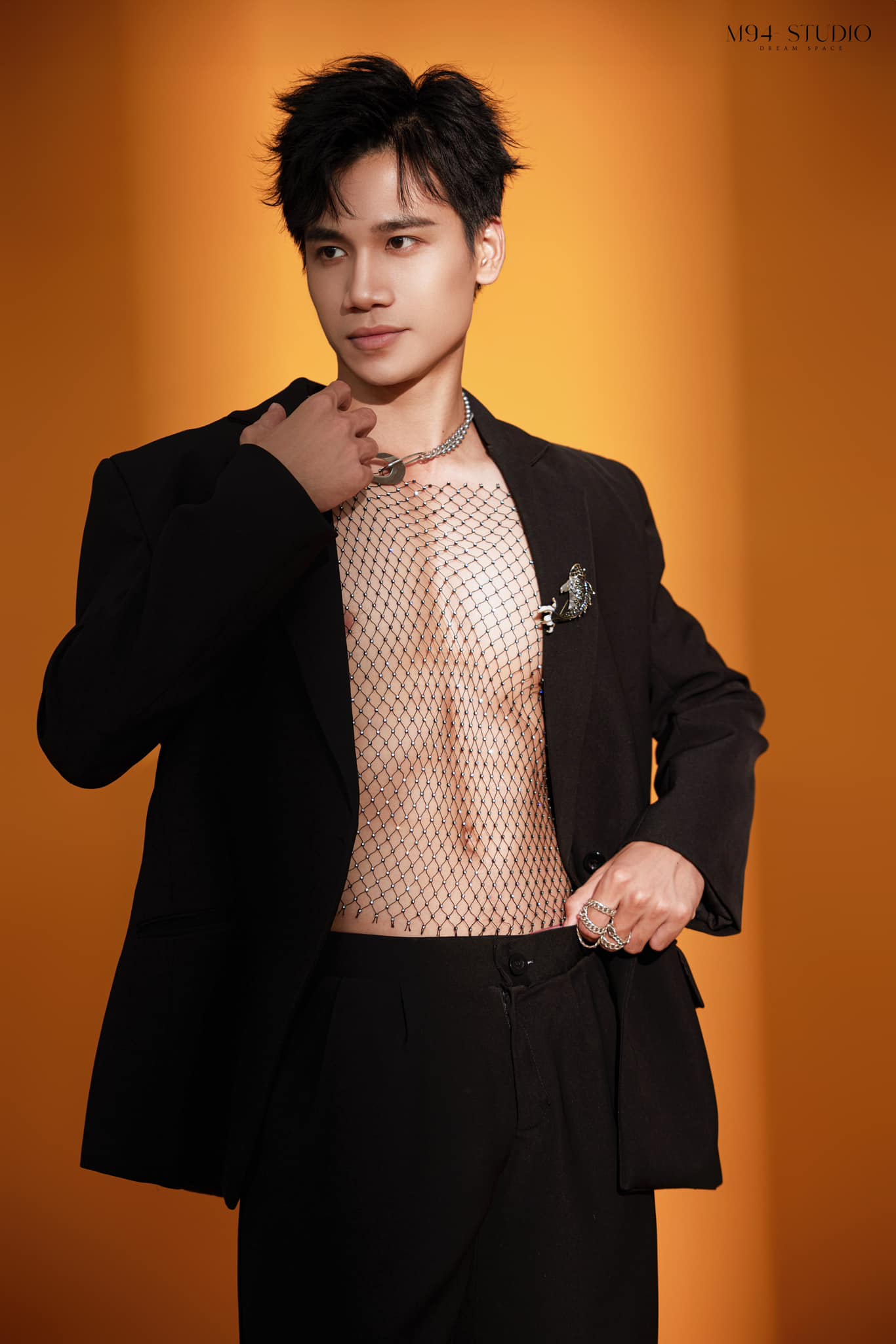 Suit đen cá tính – Lịch lãm & nổi bật_thumbnail_2