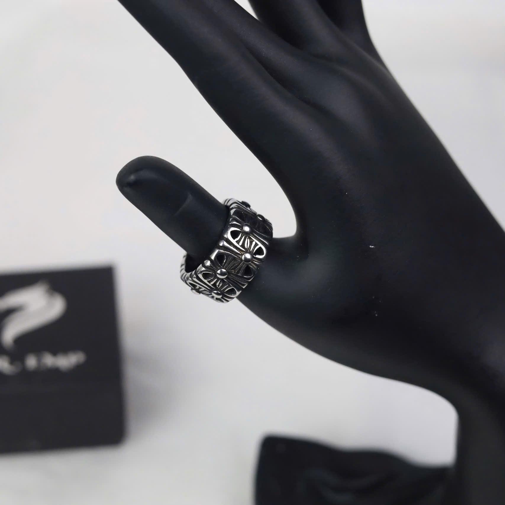 Nhẫn kiểu chrome heart titan thánh giá to_thumbnail_2