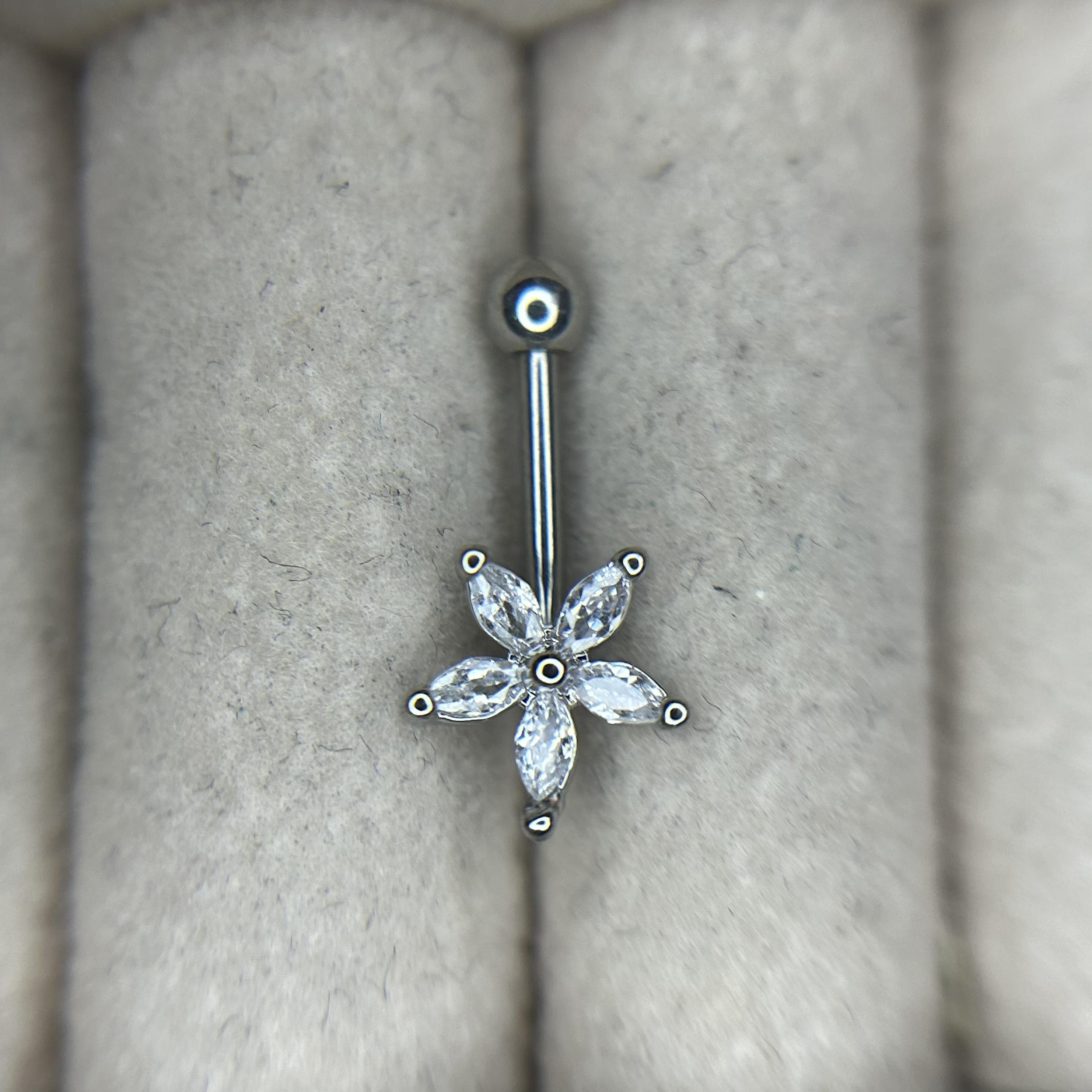 khuyên kiểu vertical hoa kim cương năm cánh dài 