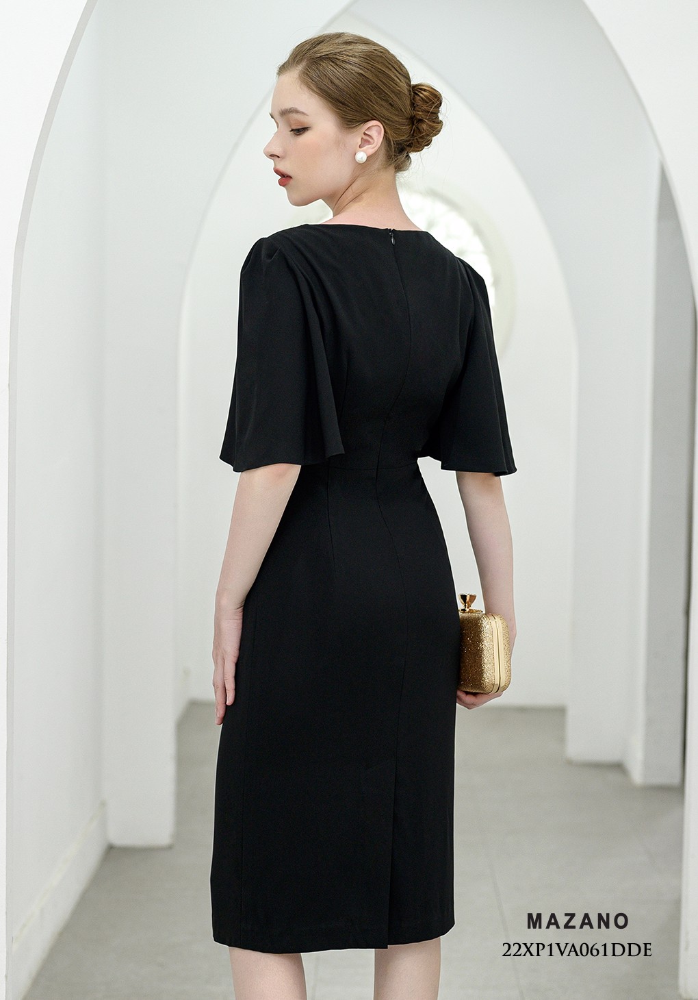 Đầm dự tiệc đen ôm cổ V đính đá tay rủ_thumbnail_2