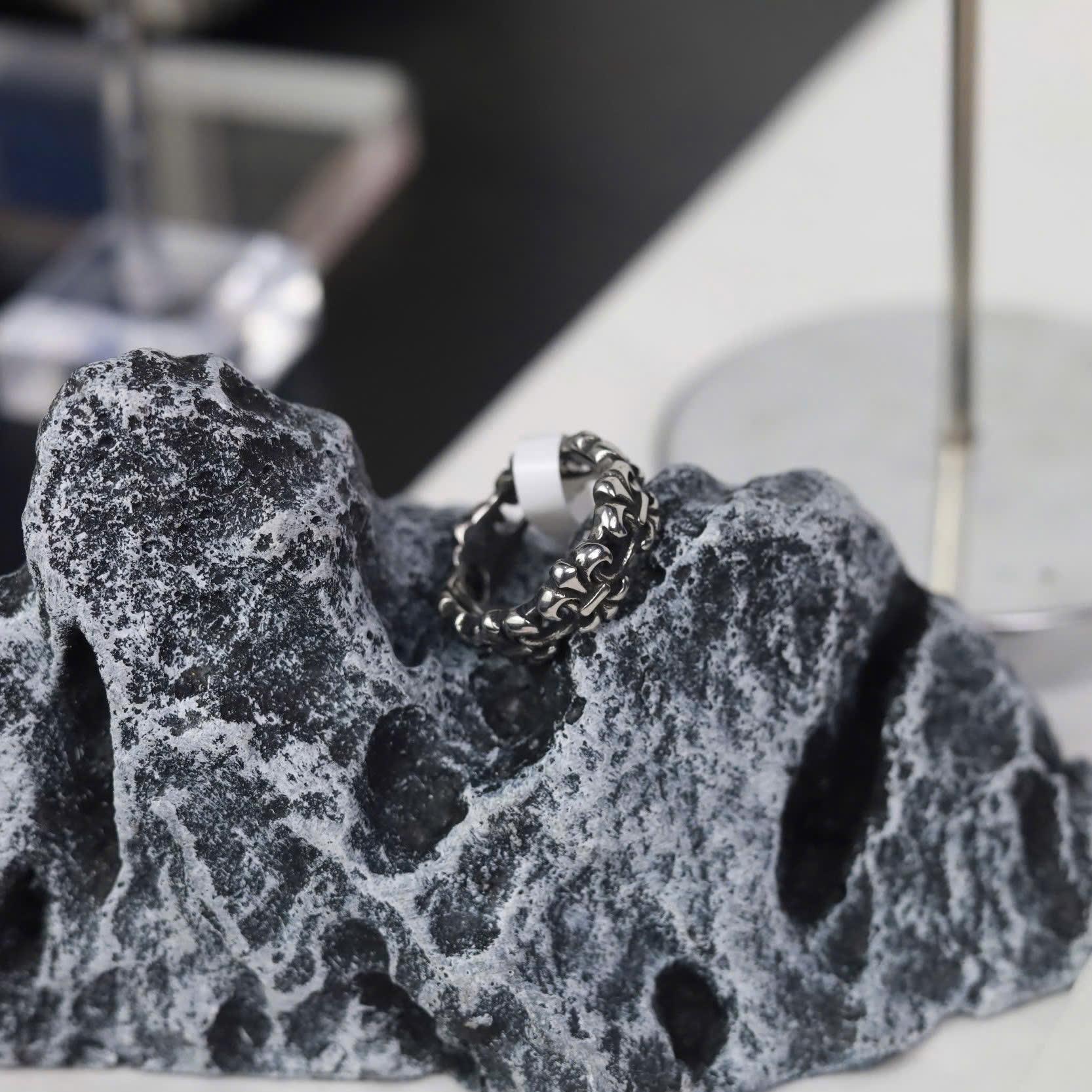 Nhẫn titan chrome heart hoa Iris nối liền_thumbnail_2