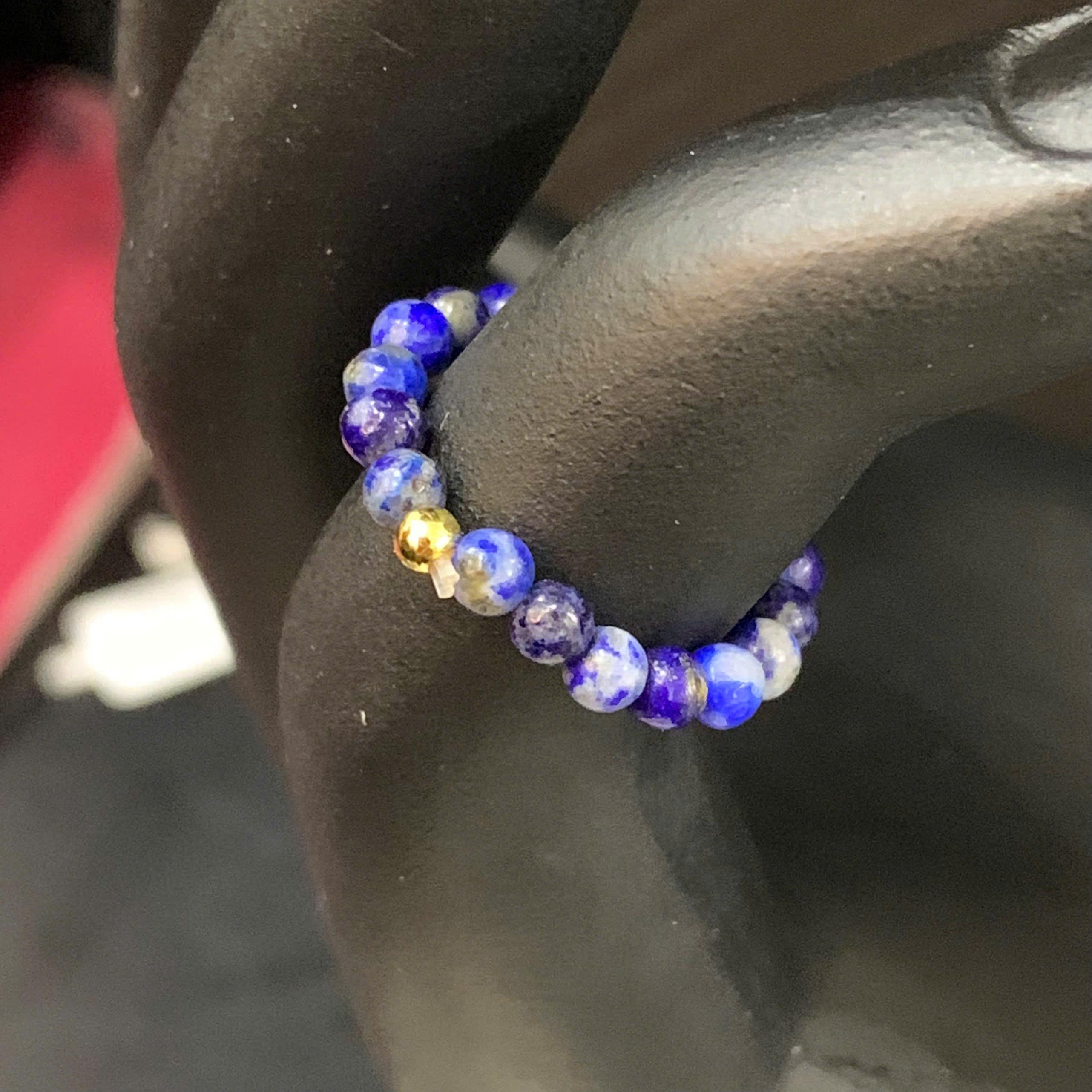 Nhẫn kiểu phong thỉu đá lapis lazuli.