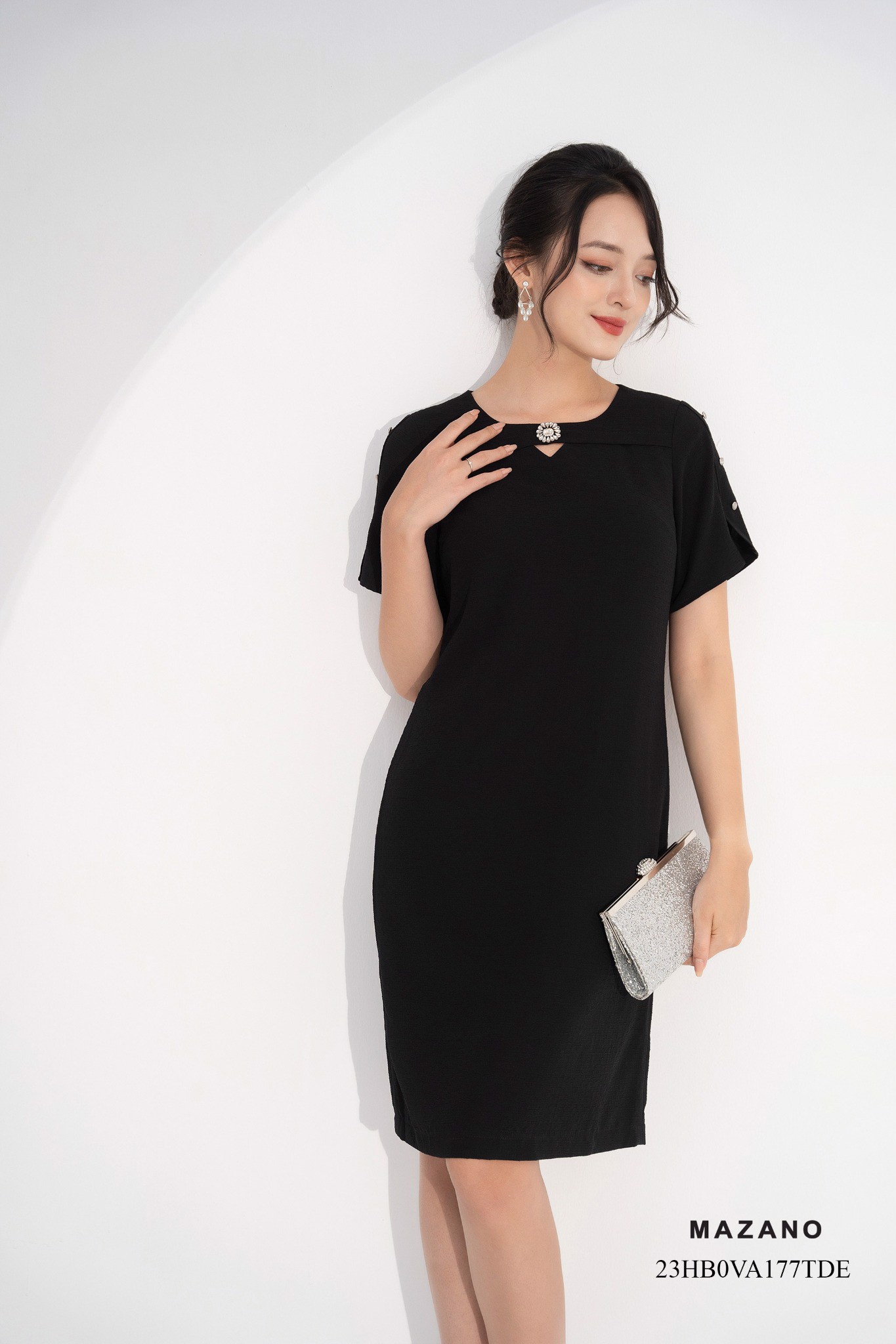 Đầm suông đen cổ đính đá tay cách điệu_thumbnail_0