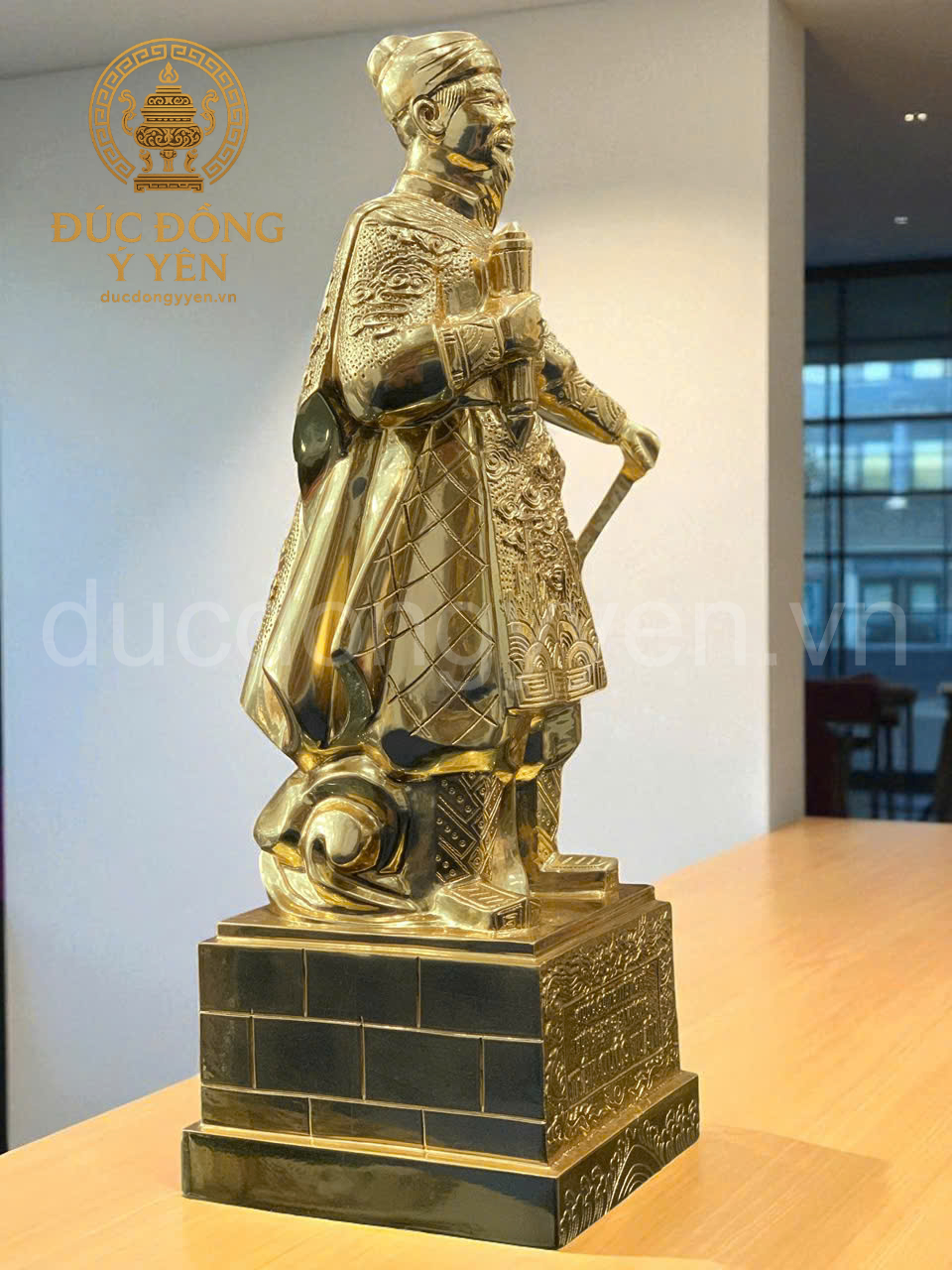 Tượng trần hưng đạo đúc đồng đỏ thiếp vàng 9999 hoa văn nổi _thumbnail_2