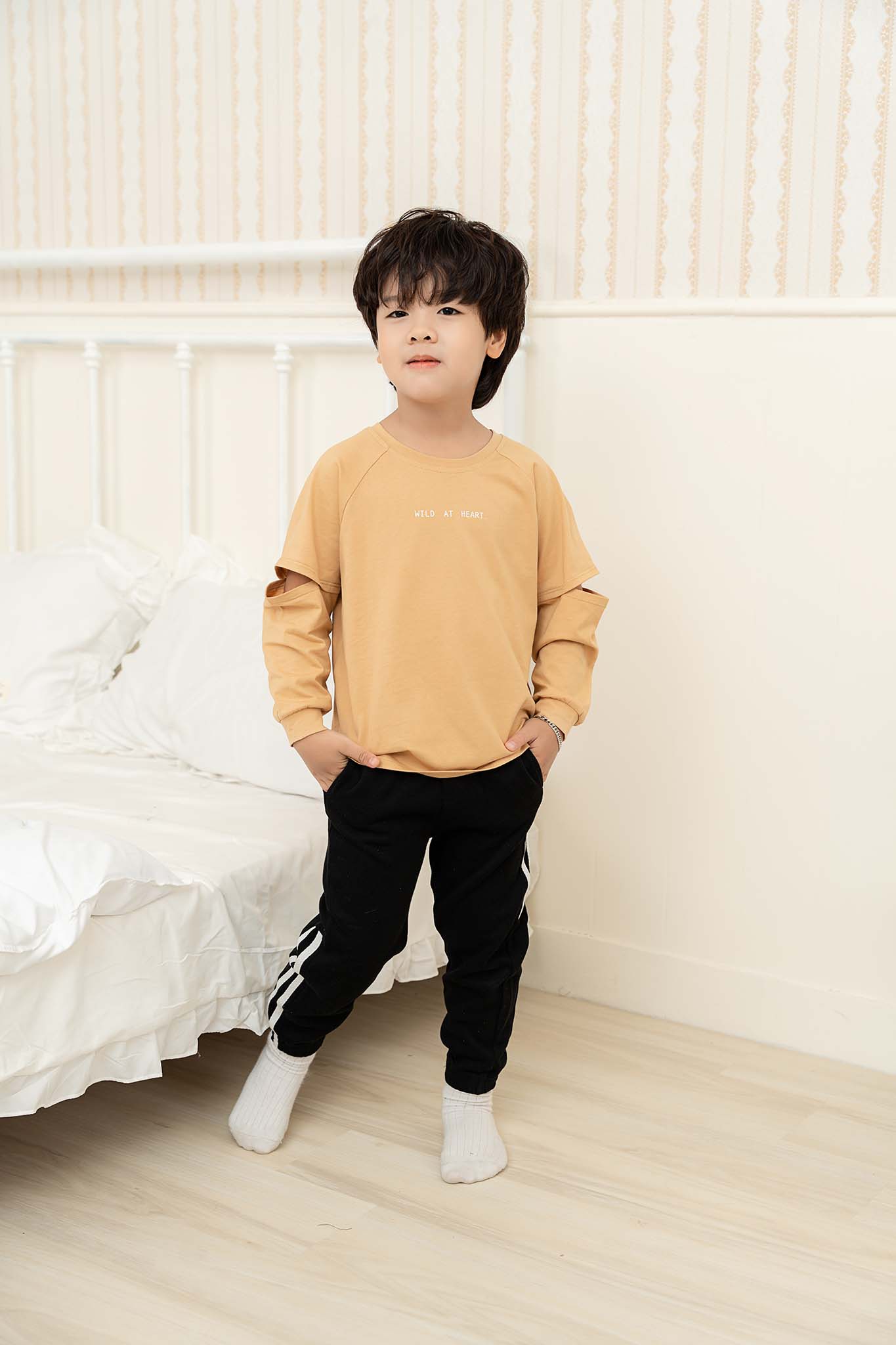 Áo thun tay cutout in chữ_thumbnail_0