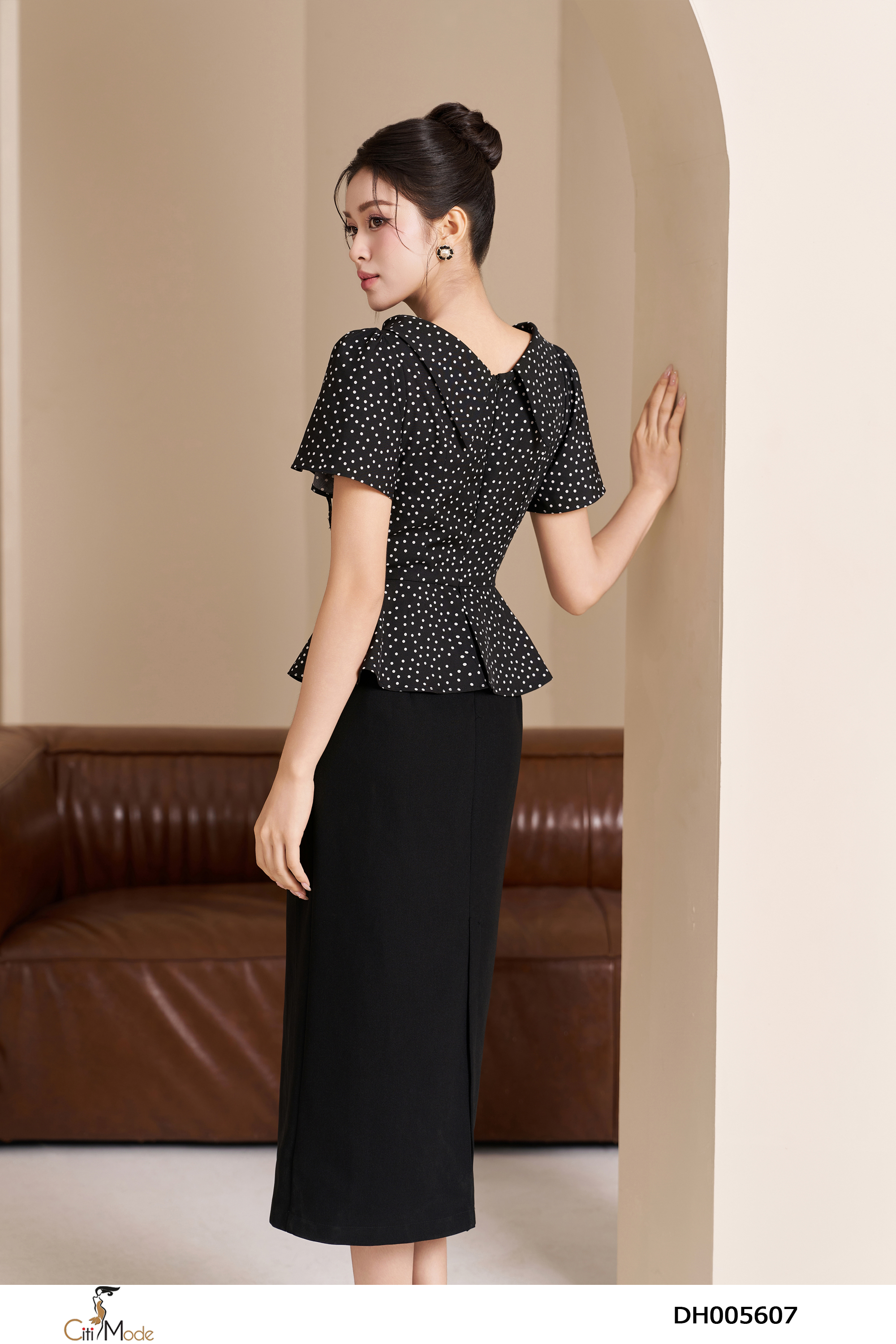 Đầm ôm peplum phối chấm bị cổ đổ đính hoa ngực_thumbnail_2