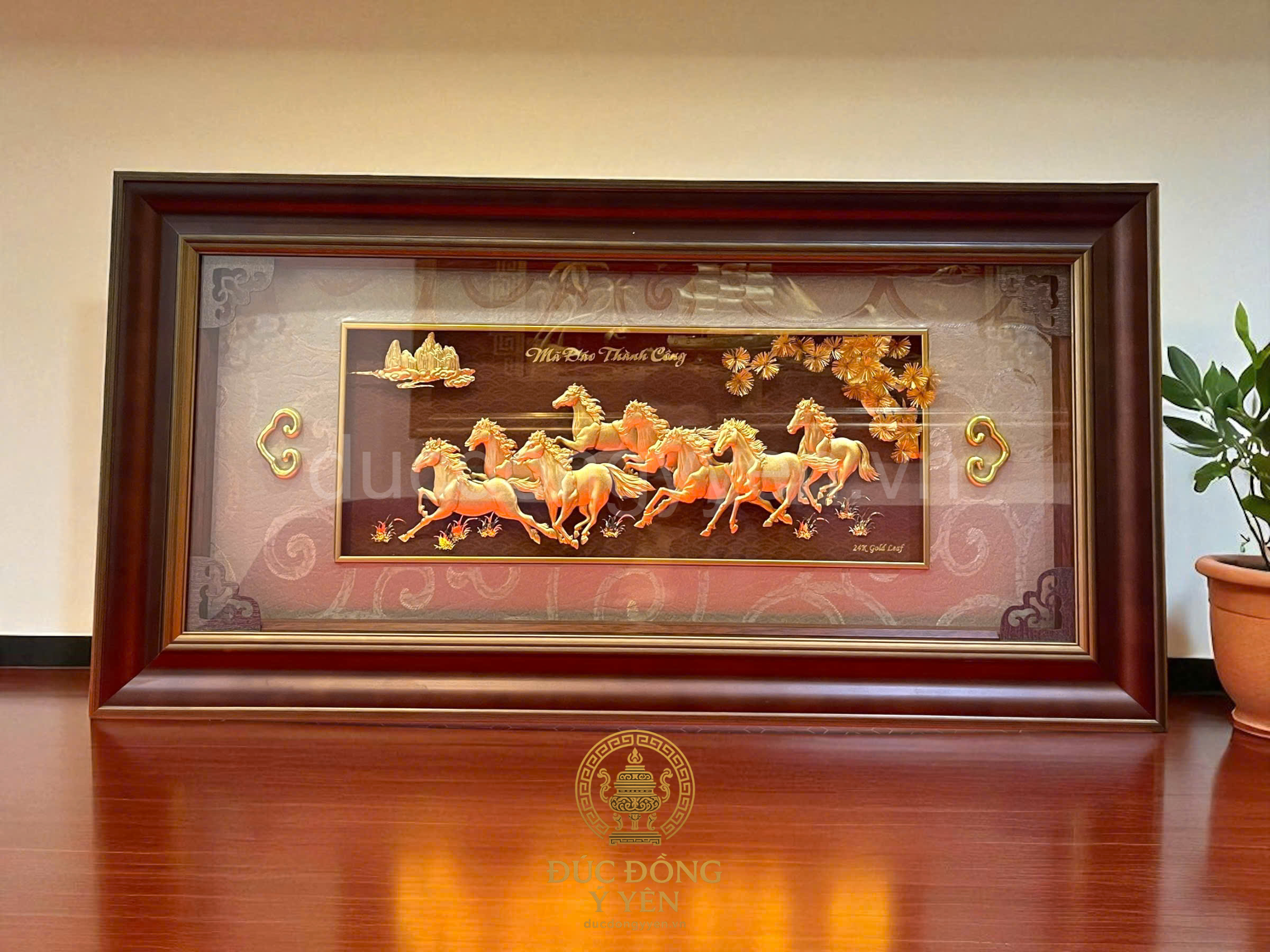 Tranh mã đáo thành công mạ vàng 24k kích thước 81 x 42 cm