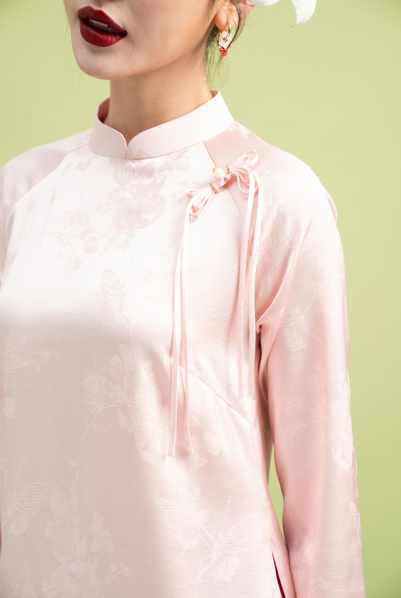 Áo dài 2 tà lụa Hàng Châu họa tiết bướm và hoa