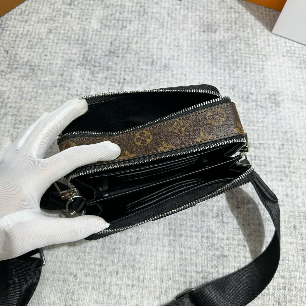 Túi đeo chéo dáng hộp chữ nhật LV Wearable Wallet hoa nâu_thumbnail_1