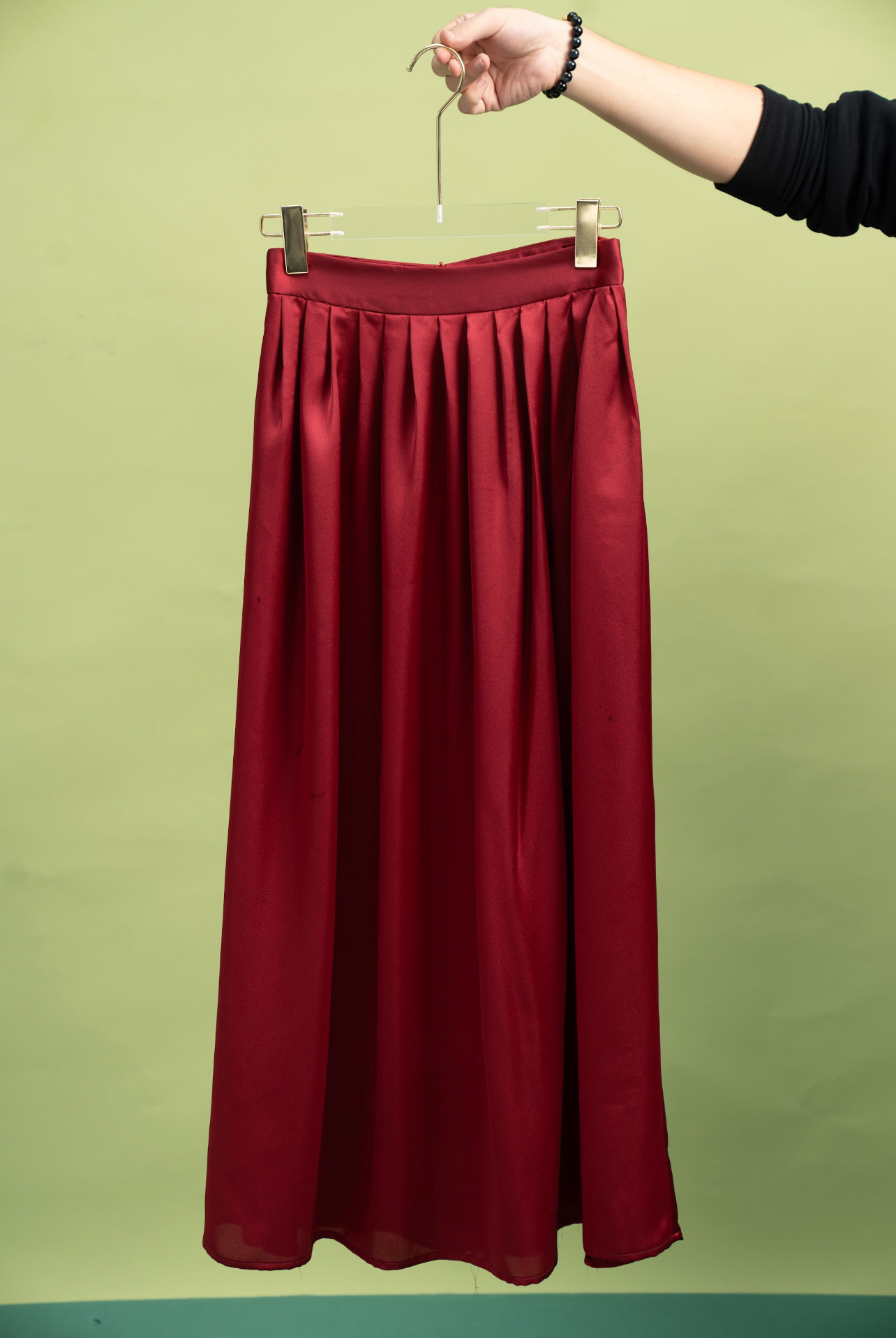 Chân váy lụa đỏ xếp ly 2 lớp