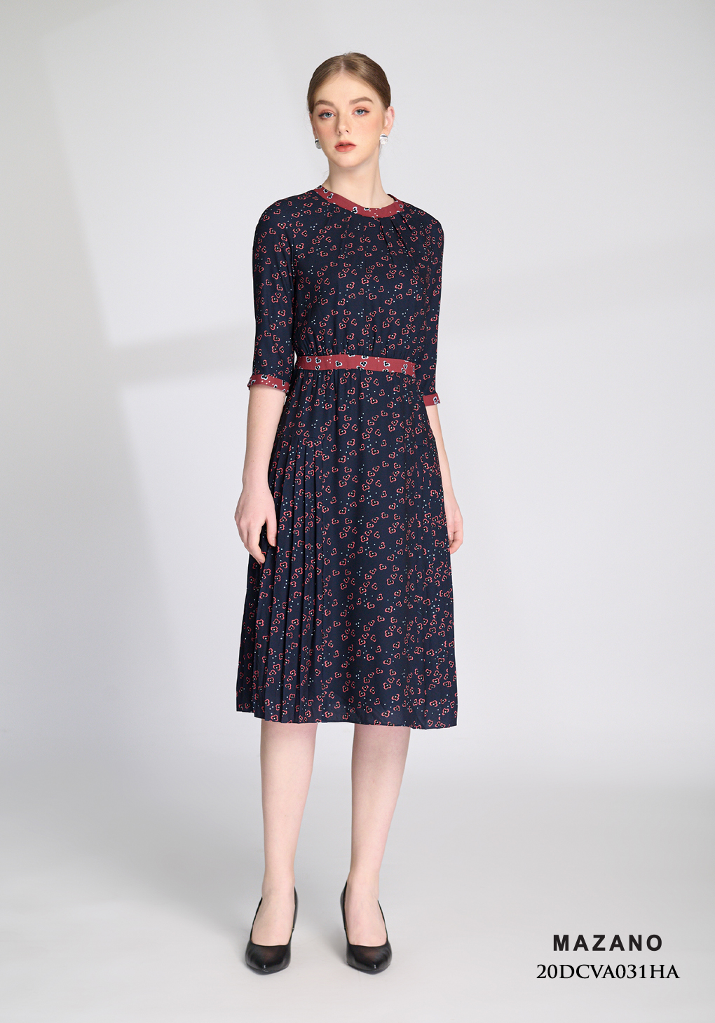 Đầm xanh than in hoa nhí xếp ly phối màu nhấn eo