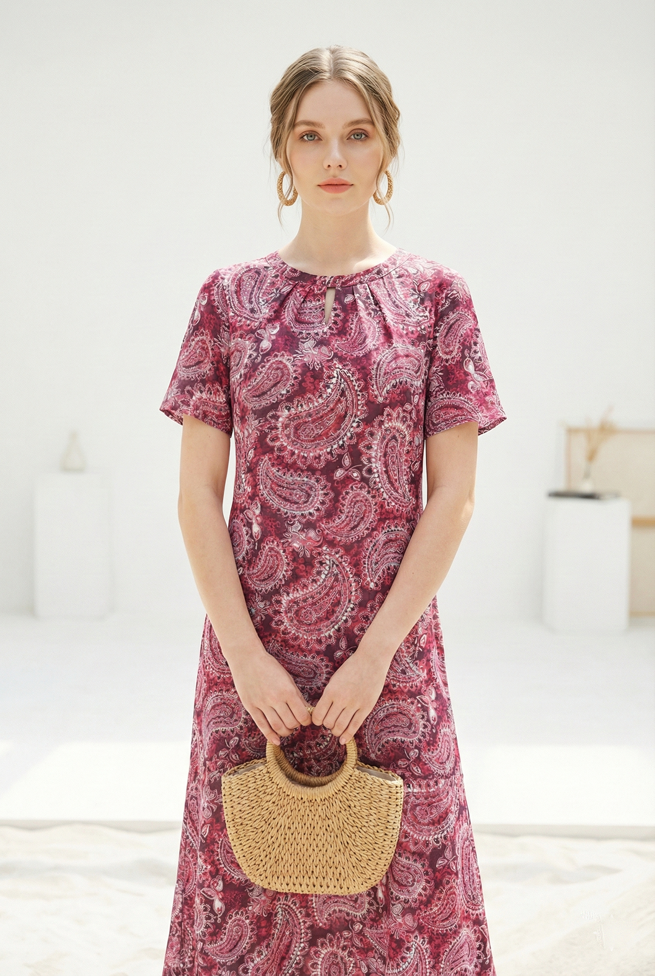 Đầm vải thô lụa đỏ hồng in họa tiết cách điệu dáng suông cổ tròn tay ngắn thiết kế MAZANO_thumbnail_3