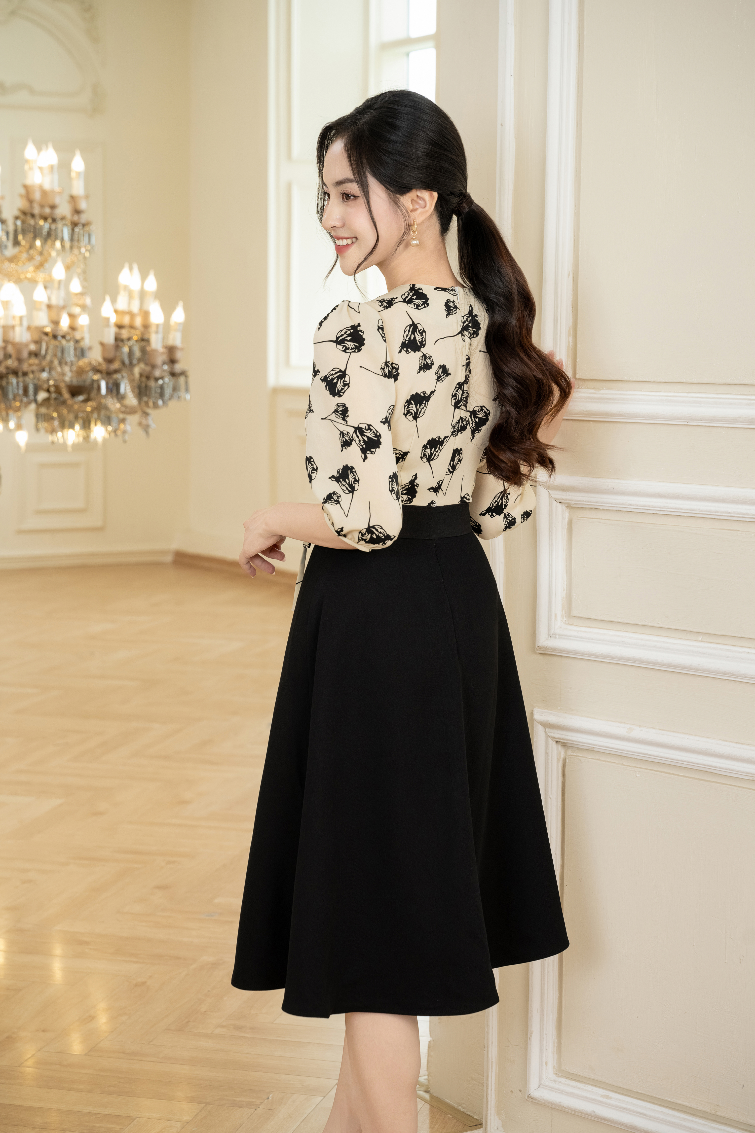 Đầm xoè hoa cổ V phối chân đen_thumbnail_1