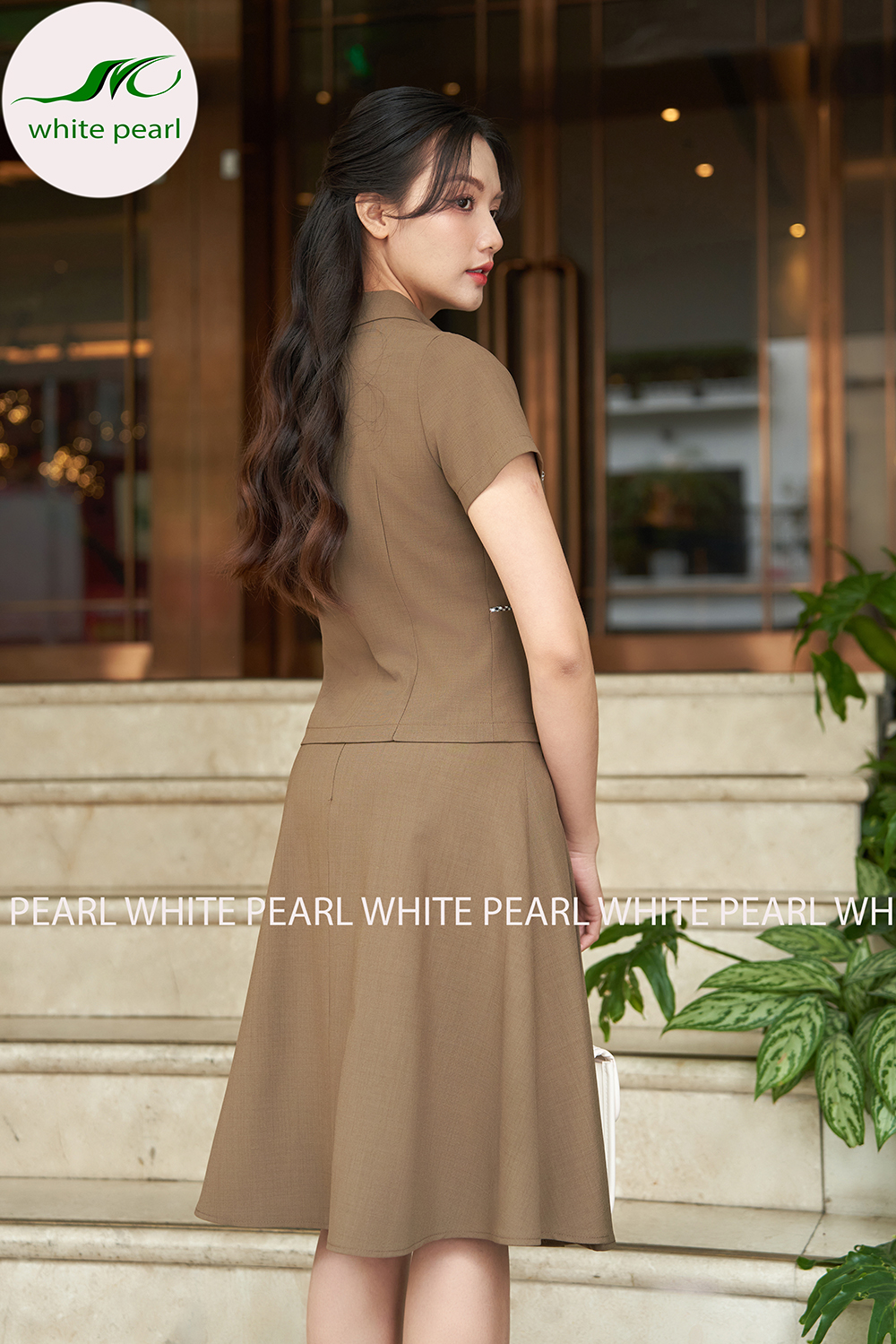Bộ ký giả áo cổ sen vuông chớp 1 ly kết hợp chân váy xếp ly đính cúc thời trang công sở cao cấp White Pearl AK2402_thumbnail_3
