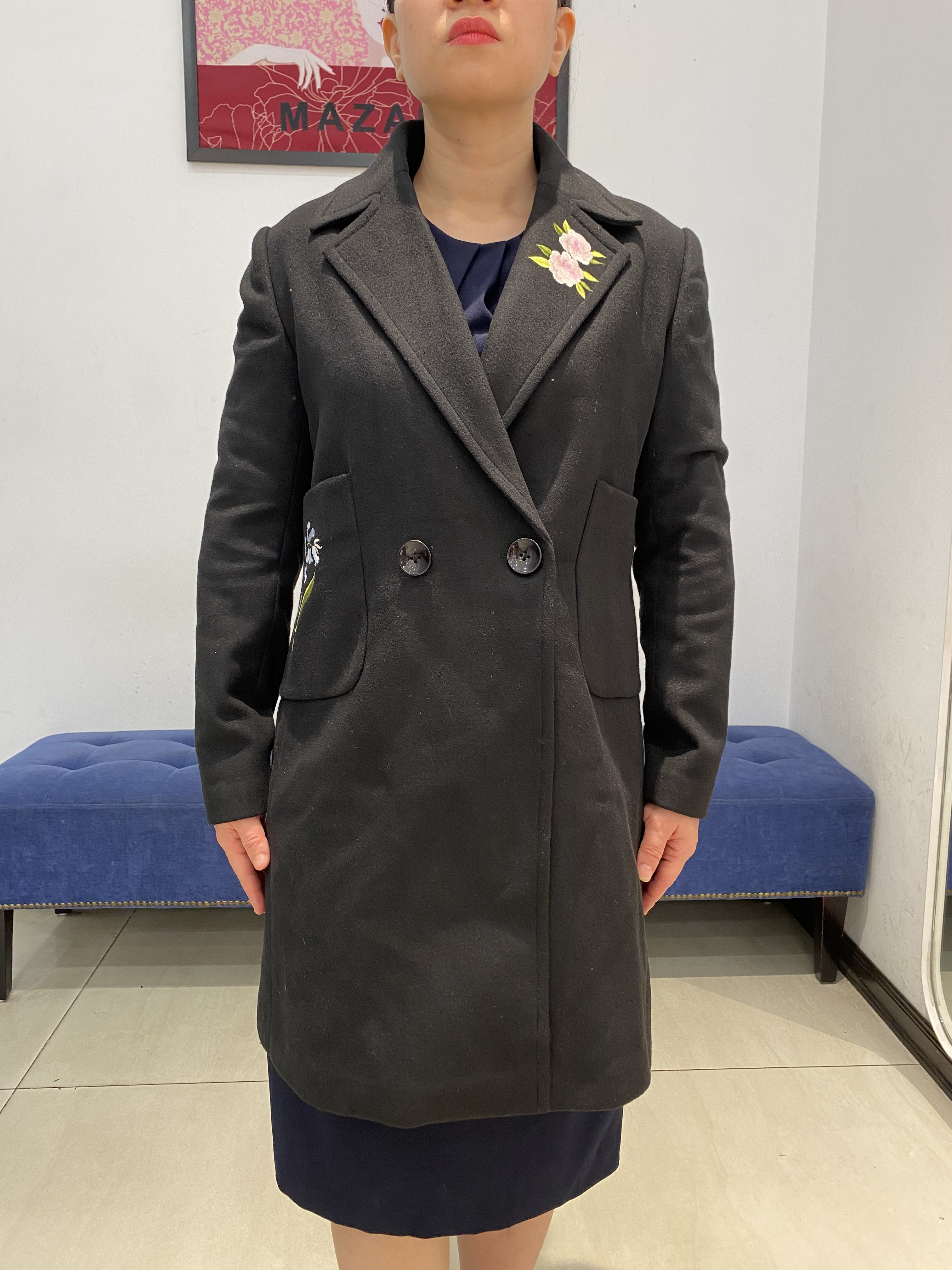 Măng tô đen thêu hoa