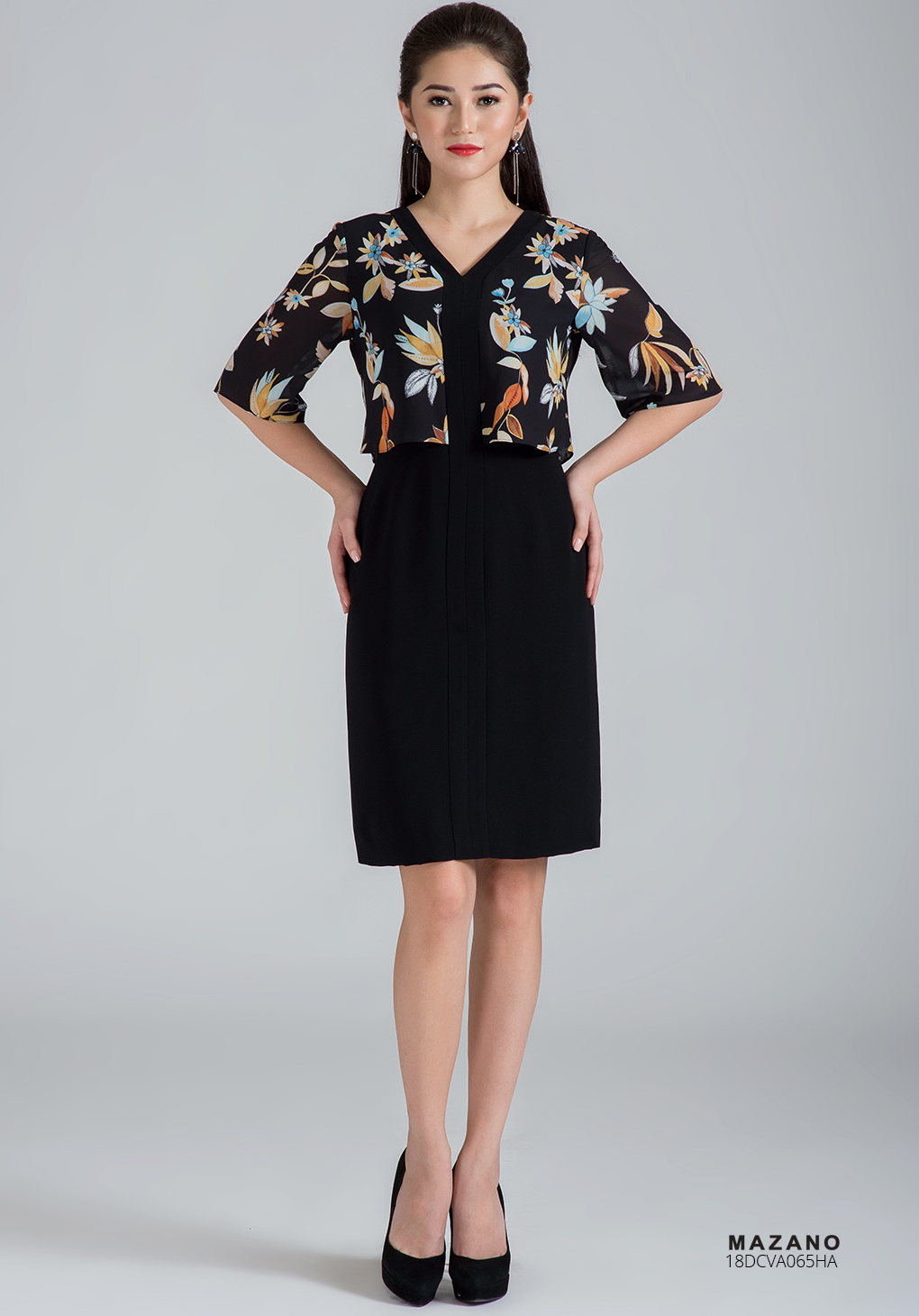 Váy đen họa tiết cổ V cách điệu