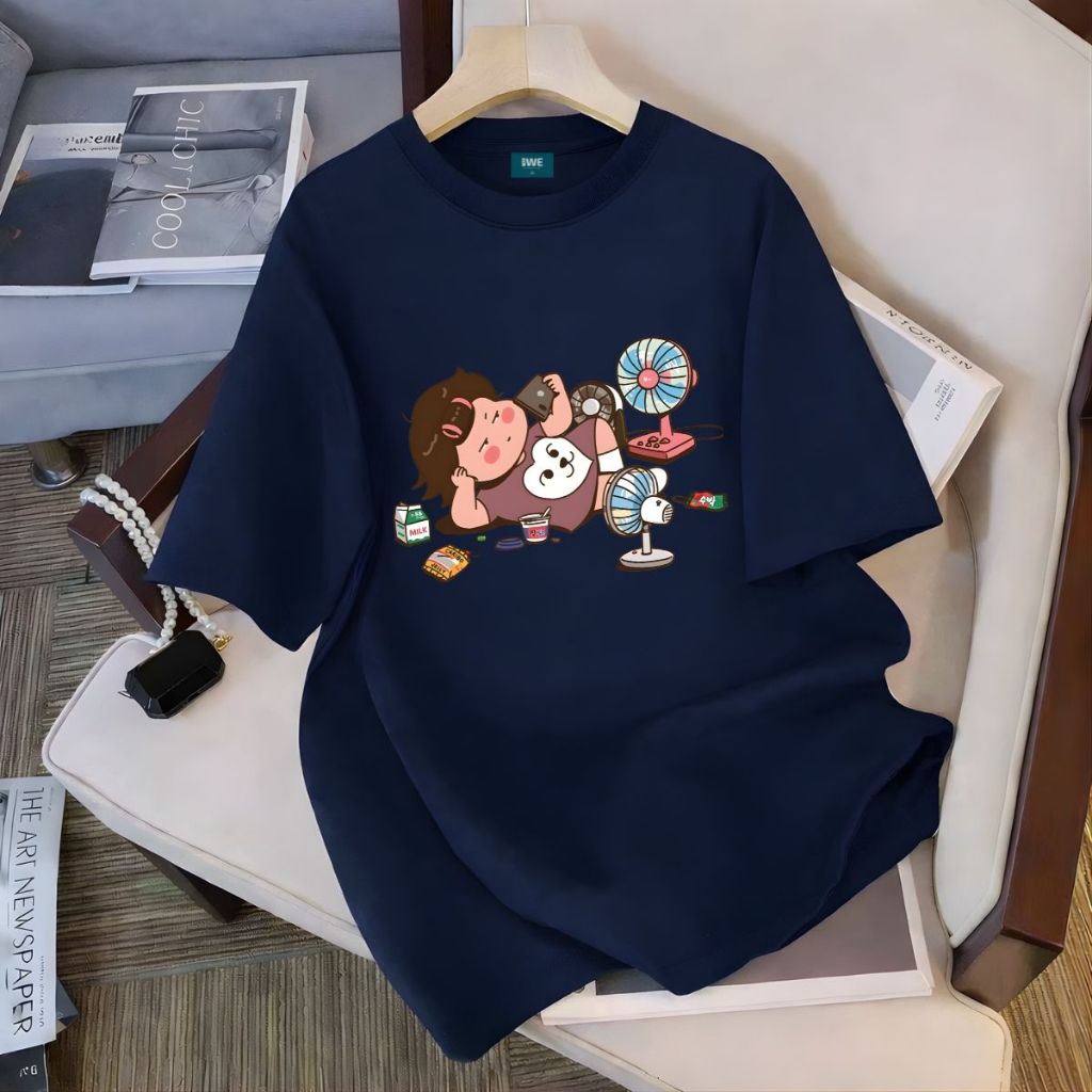 Áo thun unisex UX30-1168 hình bé gái nằm xem điện thoại dáng oversized local brand WETEE_thumbnail_5