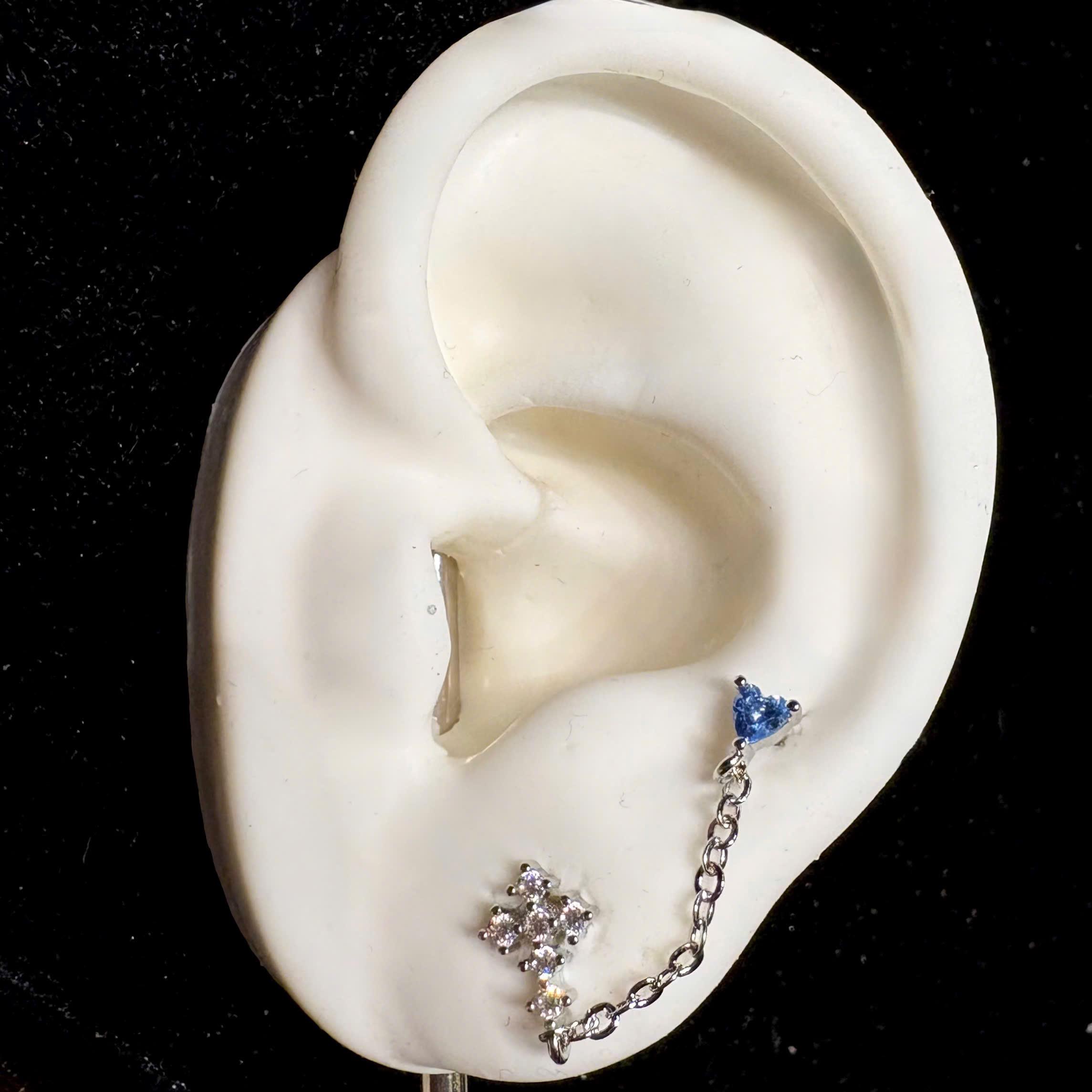 khuyên kiểu xích thánh giá và trái tim xanh