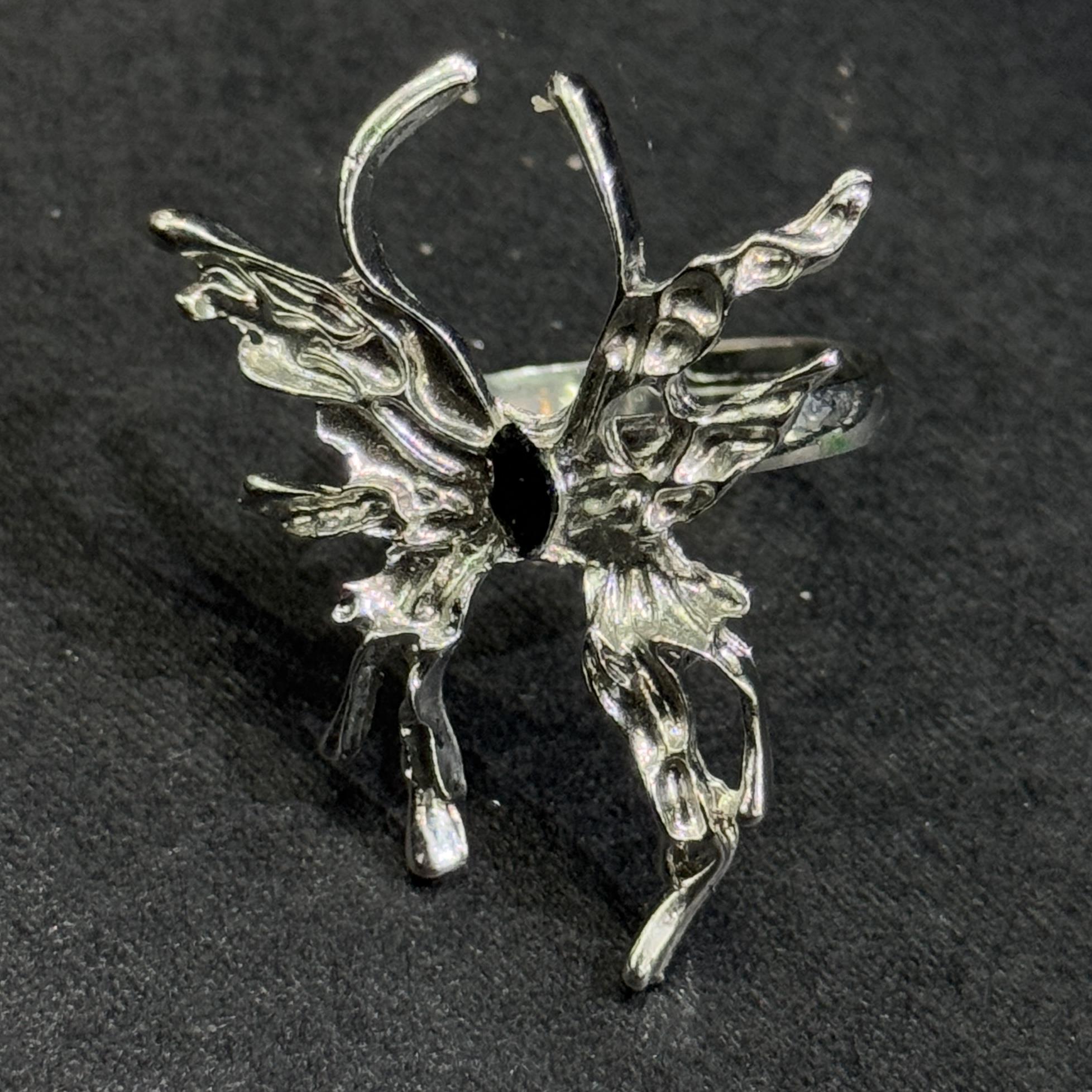 Nhẫn kiểu bướm kim cương đen.