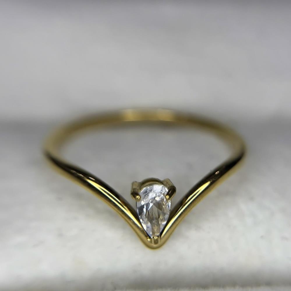 nhẫn kiểu mạ vàng chữ V kim cương trắng size 7_thumbnail_2
