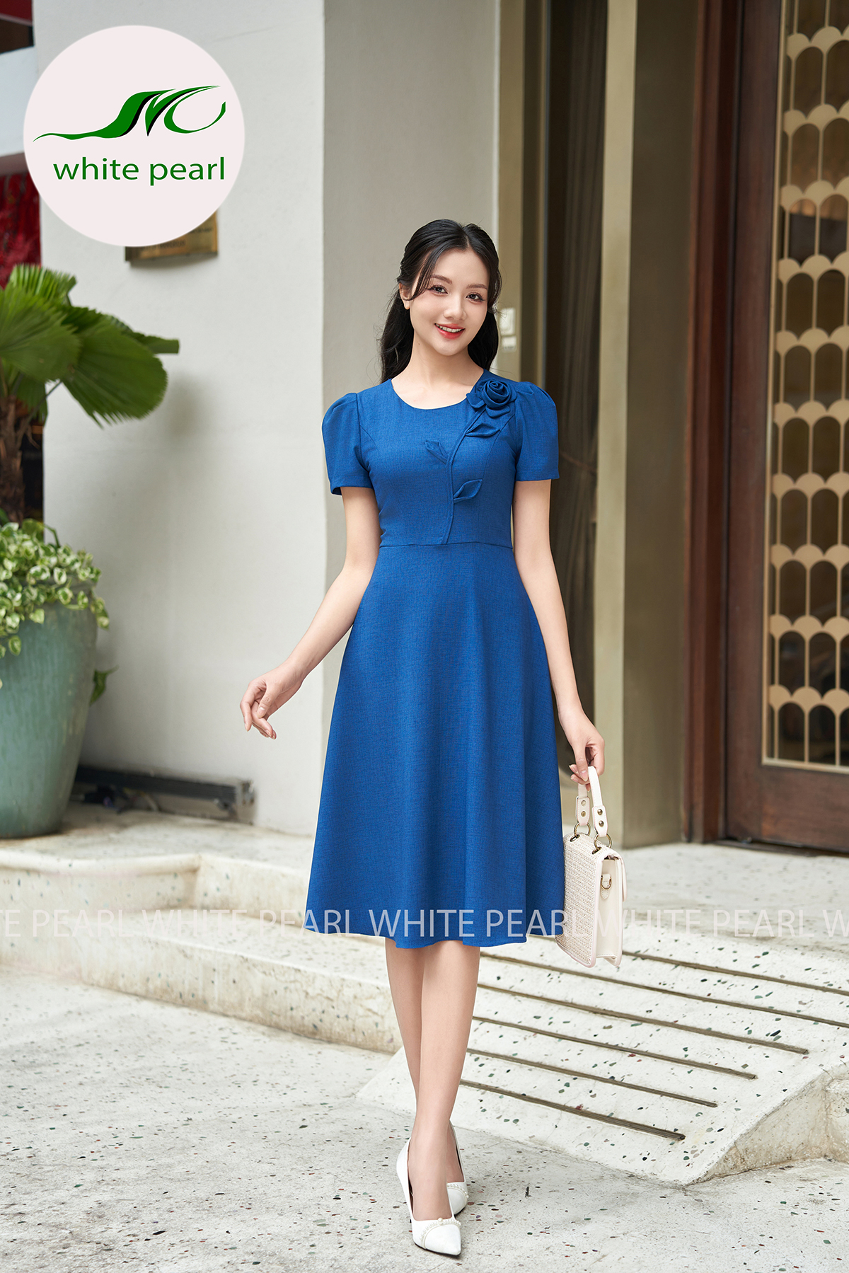 Mẫu đầm xòe liền cổ tròn đính hoa D2401 màu xanh cổ vịt thời trang công sở cao cấp White Pearl