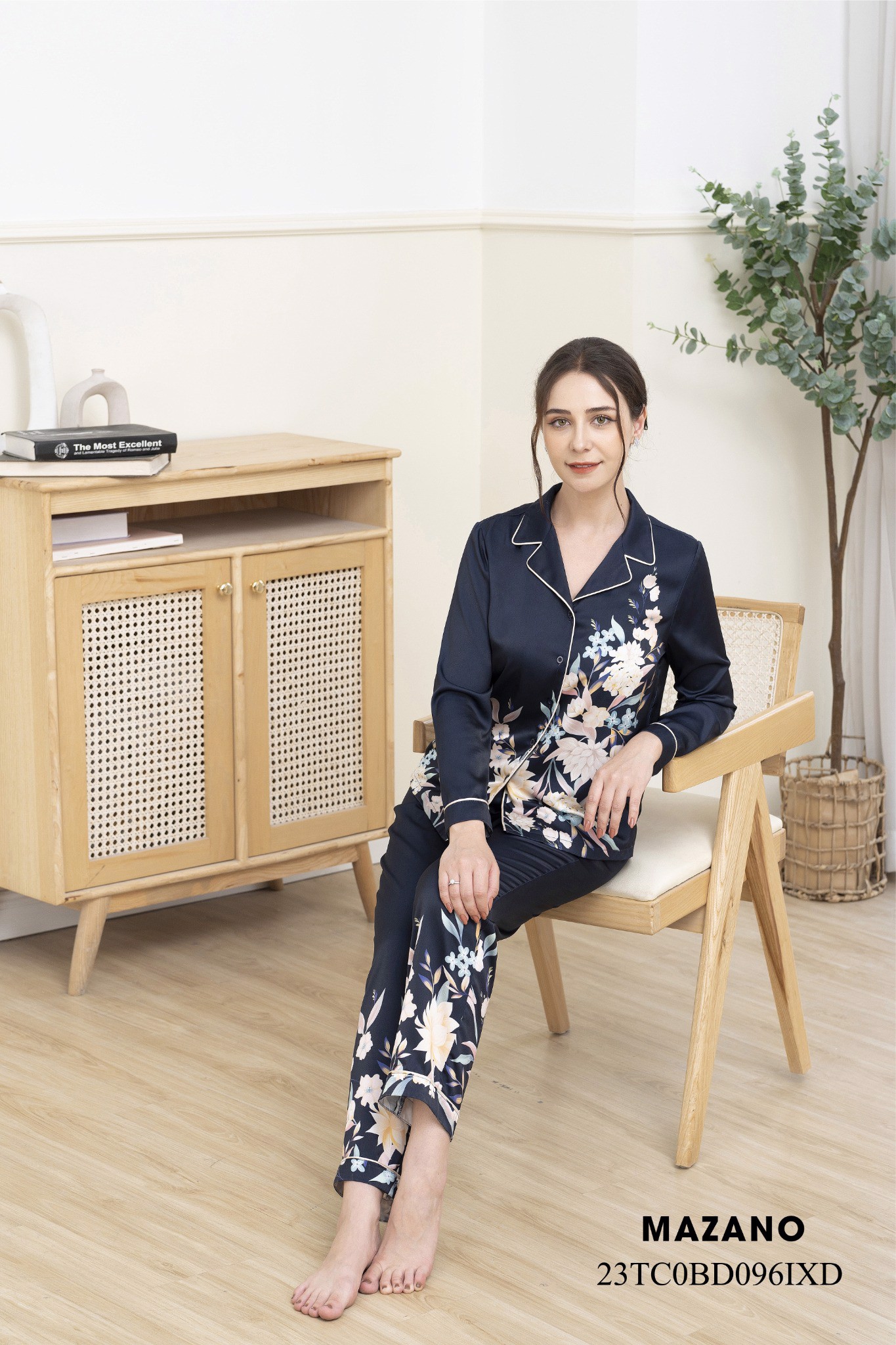 Bộ đồ mặc nhà in họa tiết hoa cỏ