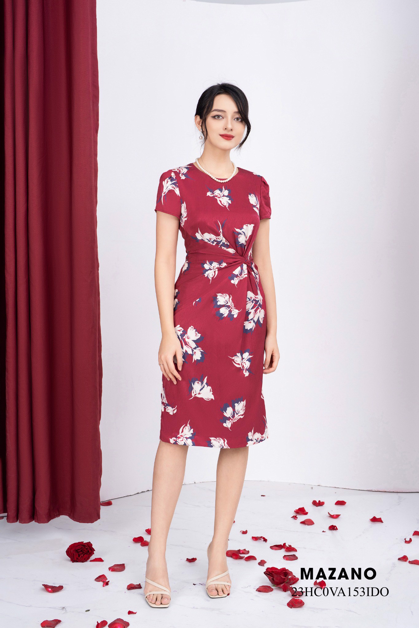 Đầm lụa đỏ xoắn eo in họa tiết hoa trắng