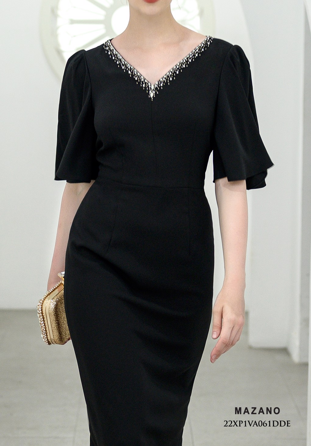 Đầm dự tiệc đen ôm cổ V đính đá tay rủ_thumbnail_4