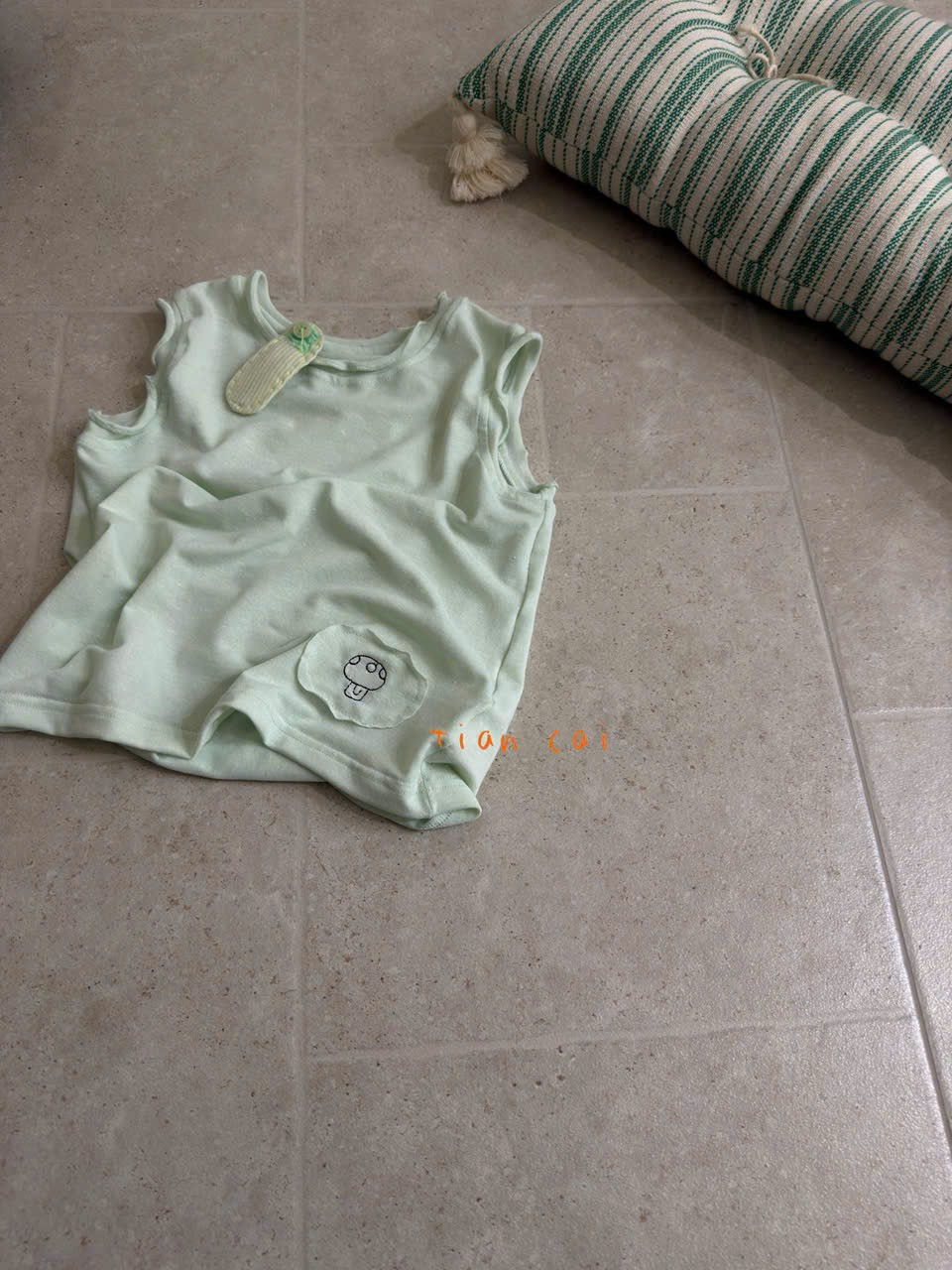 A41 - Áo thun sát nách xanh nhạt in hình hãng Beet (Sz90-130)