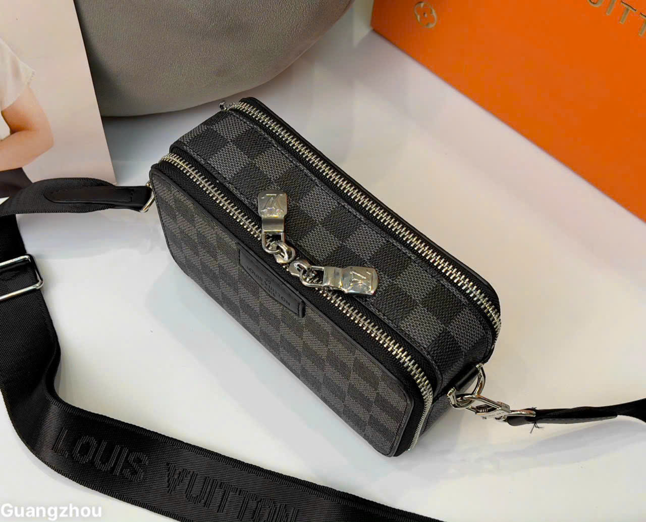 Túi đeo chéo dáng hộp chữ nhật LV caro đen_thumbnail_2