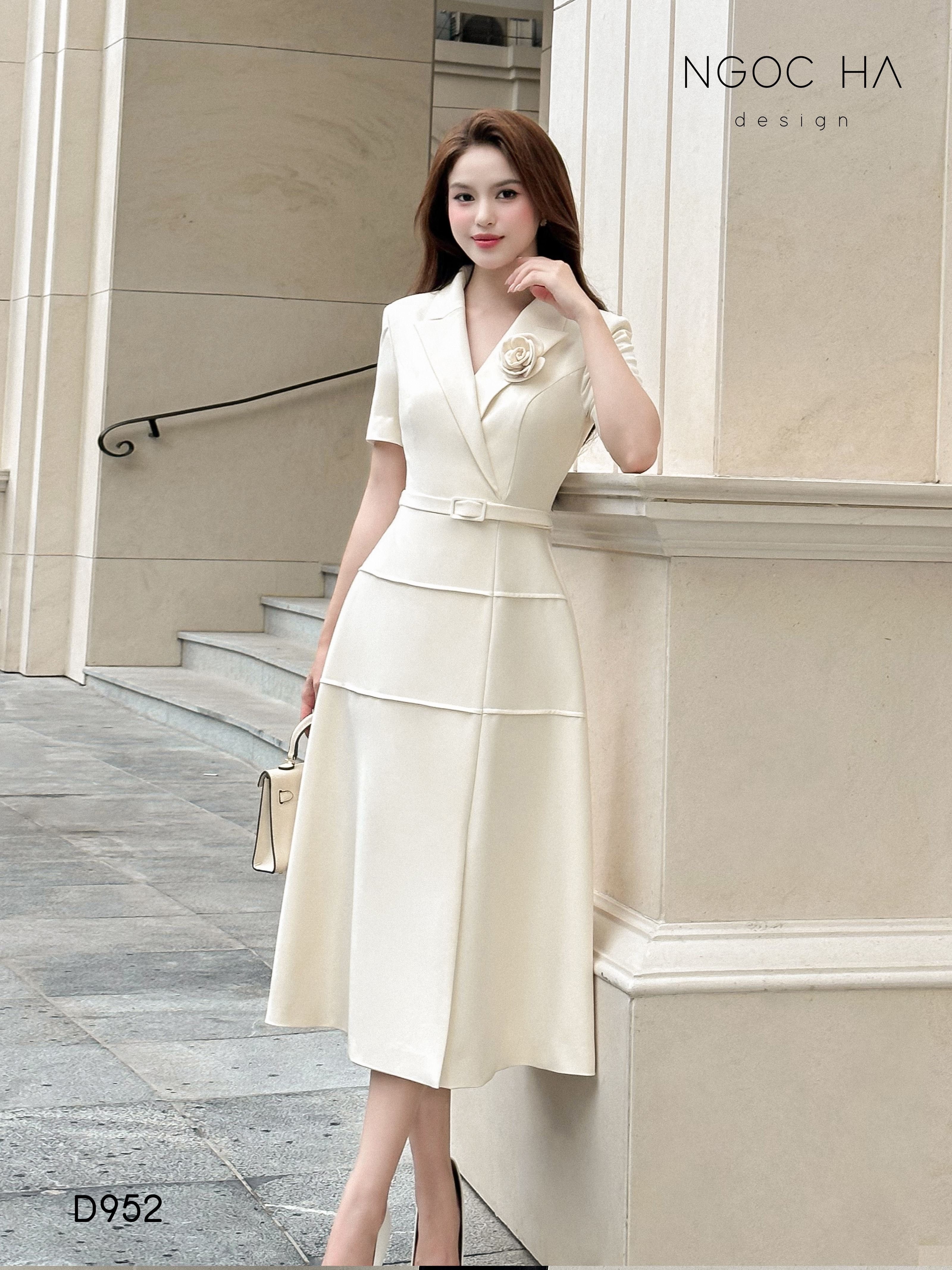 Louisa Dress_ Đầm Cổ Vest Cài Hoa Tùng May Gân Nổi Kèm Đai Màu Bee D952_thumbnail_3