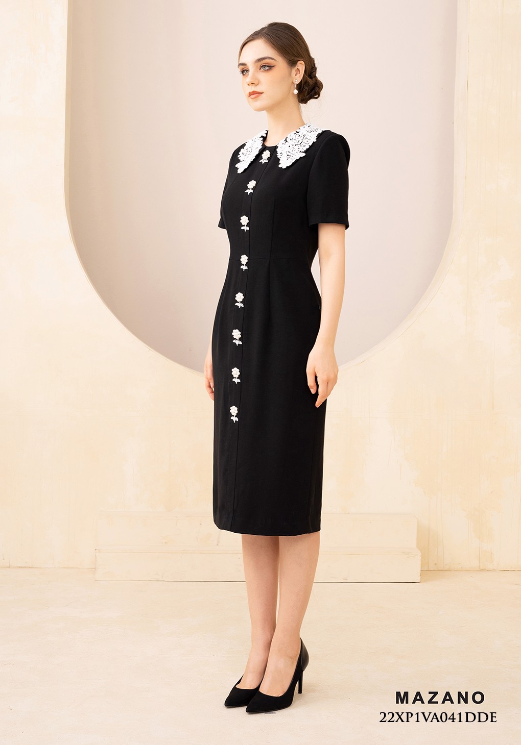 Đầm đen đính đá phối cổ ren