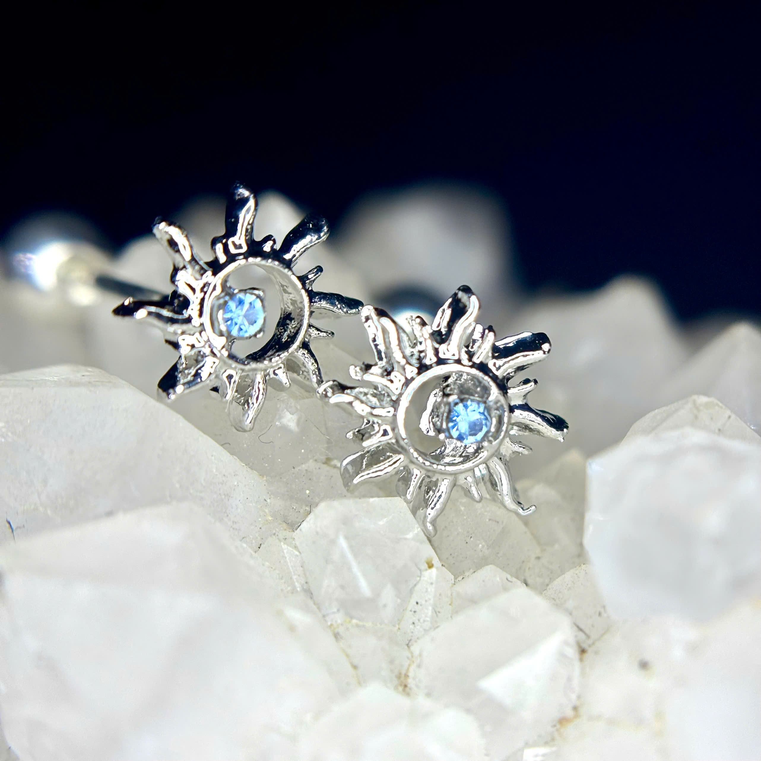 Khuyên kiểu mặt trời rỗng đá xanh bi_thumbnail_2