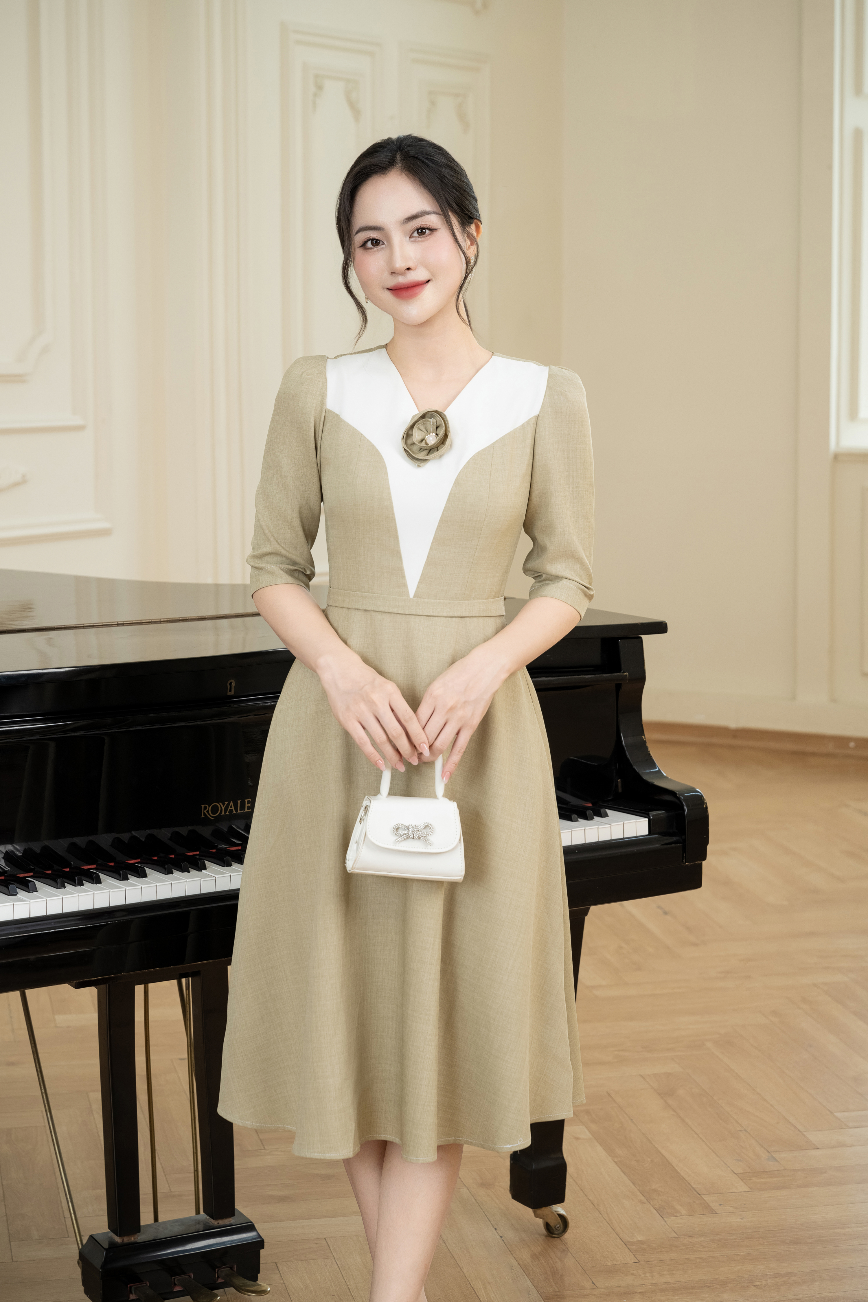 Đầm xoè rêu phối ngực trắng đính hoa_thumbnail_0