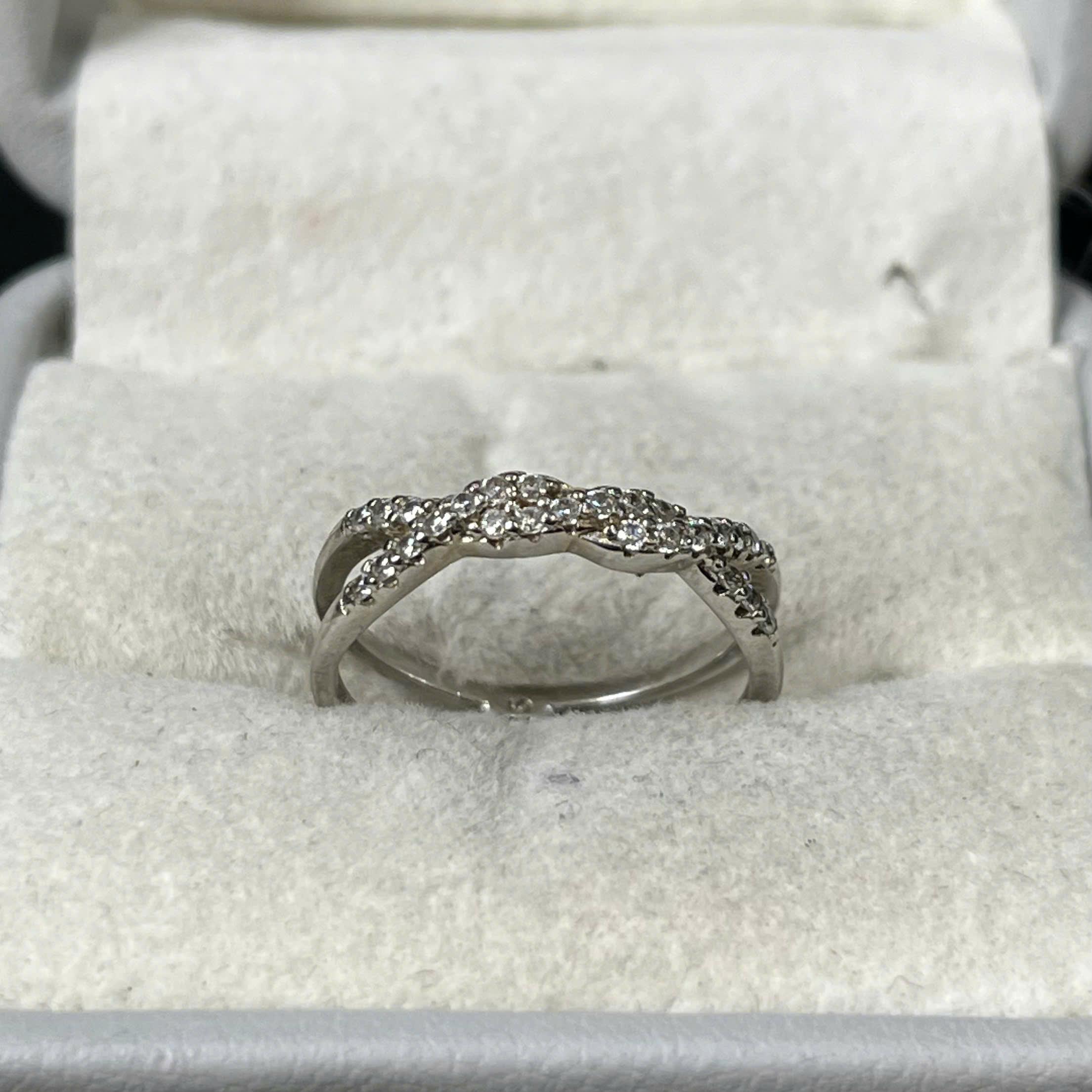 Nhẫn bạc xoắn kim cương size 6.