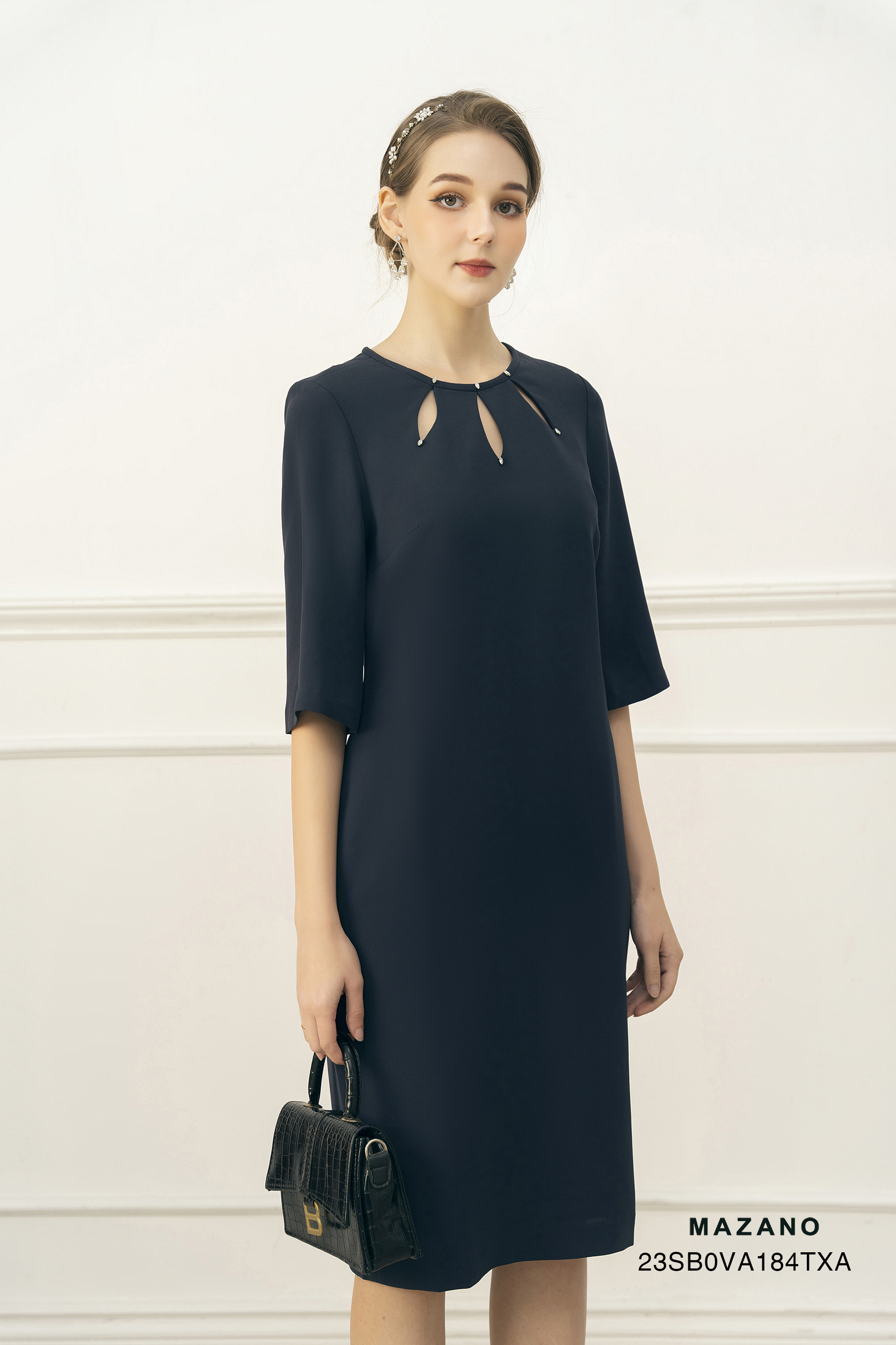 Đầm suông cổ khoét hình lá cách điệu_thumbnail_2