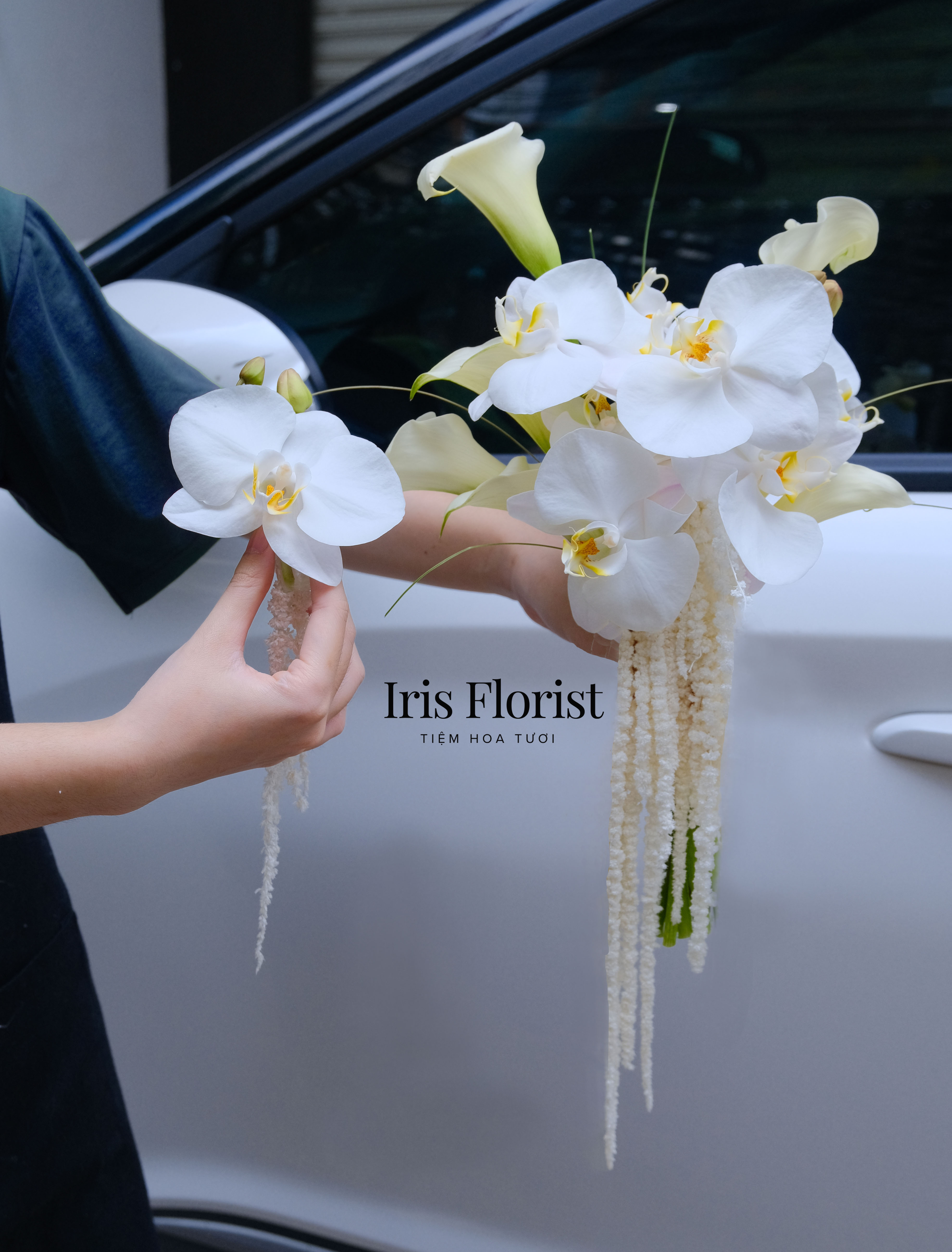 Bó hoa cưới Calla Lily mix Lan hồ điệp và dền rủ tone trắng