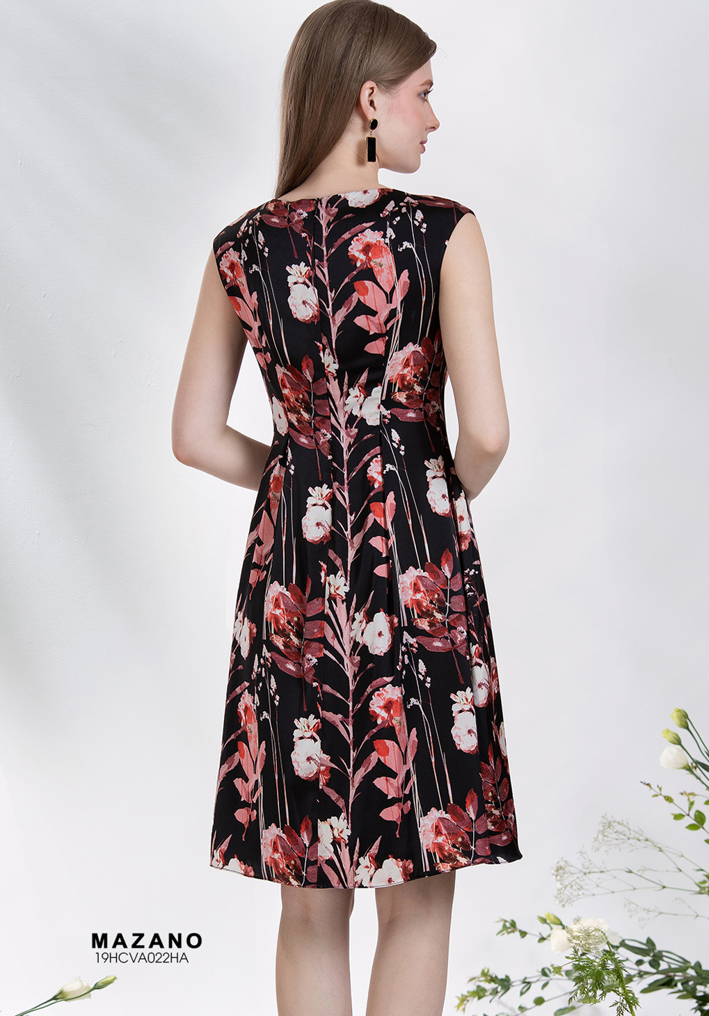 Đầm đen suông họa tiết hoa đỏ