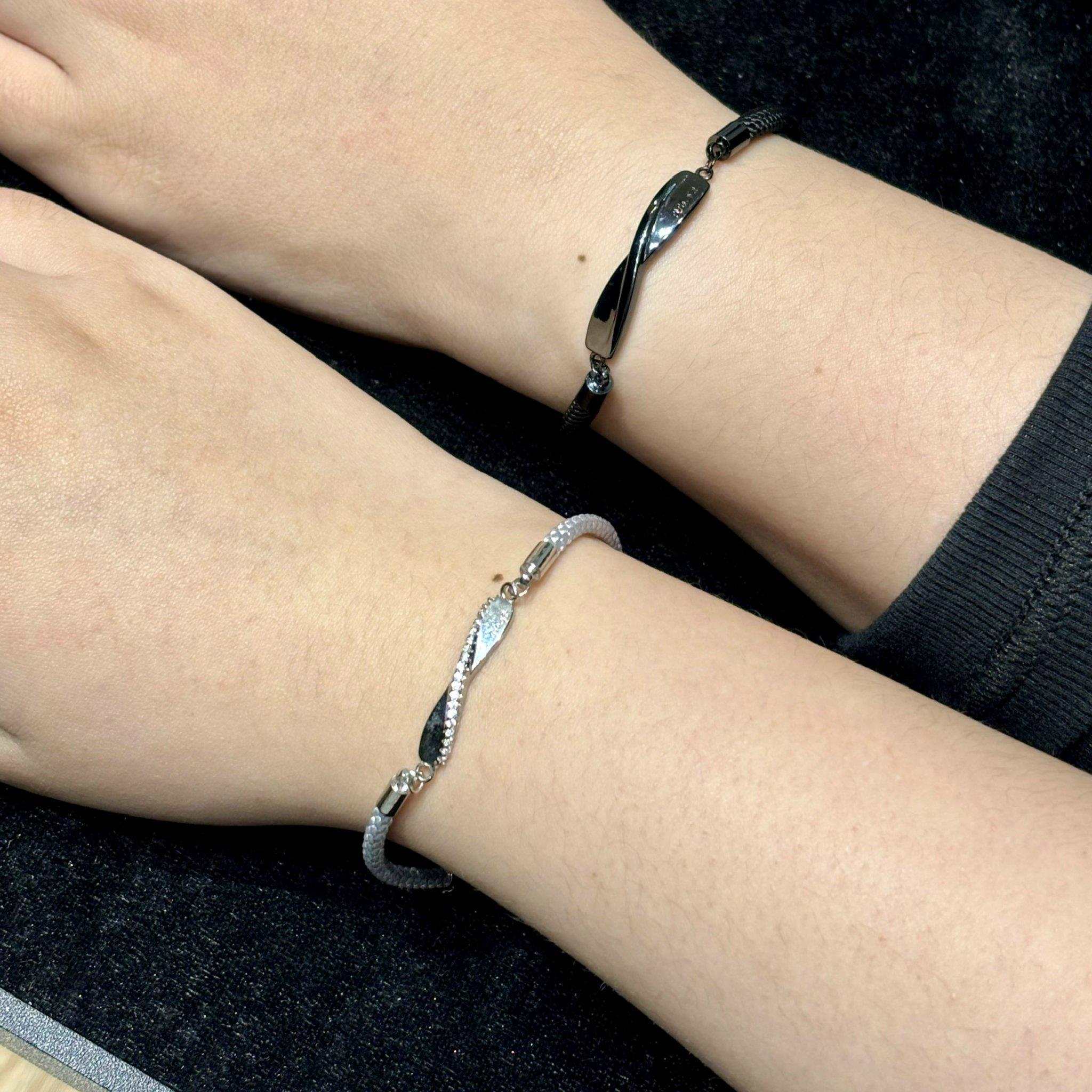 Vòng tay cặp charm đen trắng