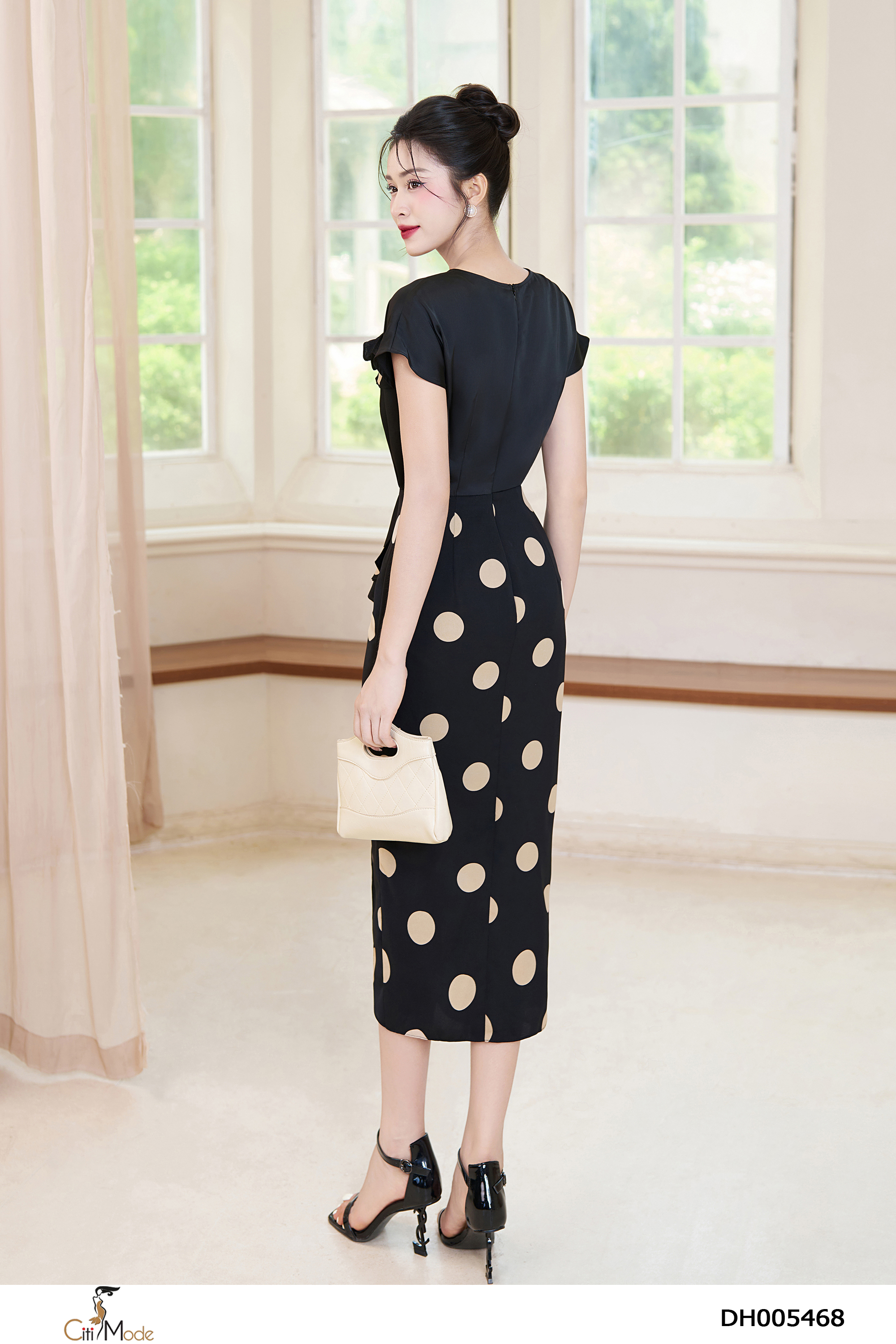 Đầm ôm chấm bi phối đen cổ tròn bèo ngực hoa