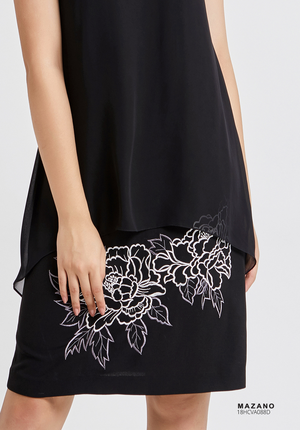 Váy đen thêu hoa phủ cách điệu_thumbnail_4