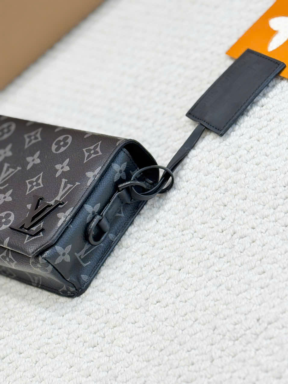 Túi đeo chéo LV Fastline Wearable Wallet hoa đen_thumbnail_4