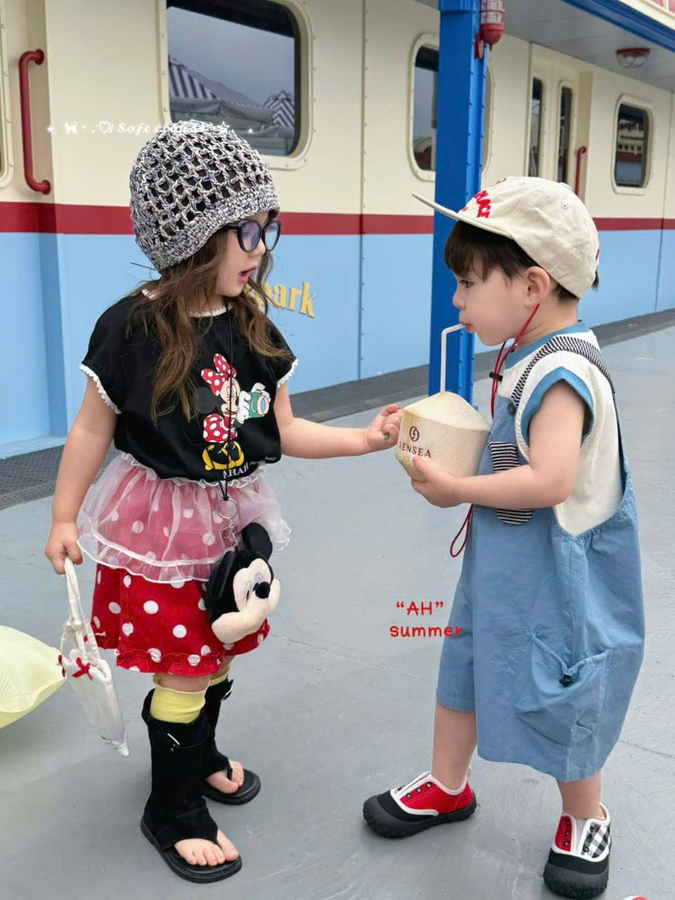 AH79 - Áo thun đen in hình hoạt hình phối chân ren hãng AH