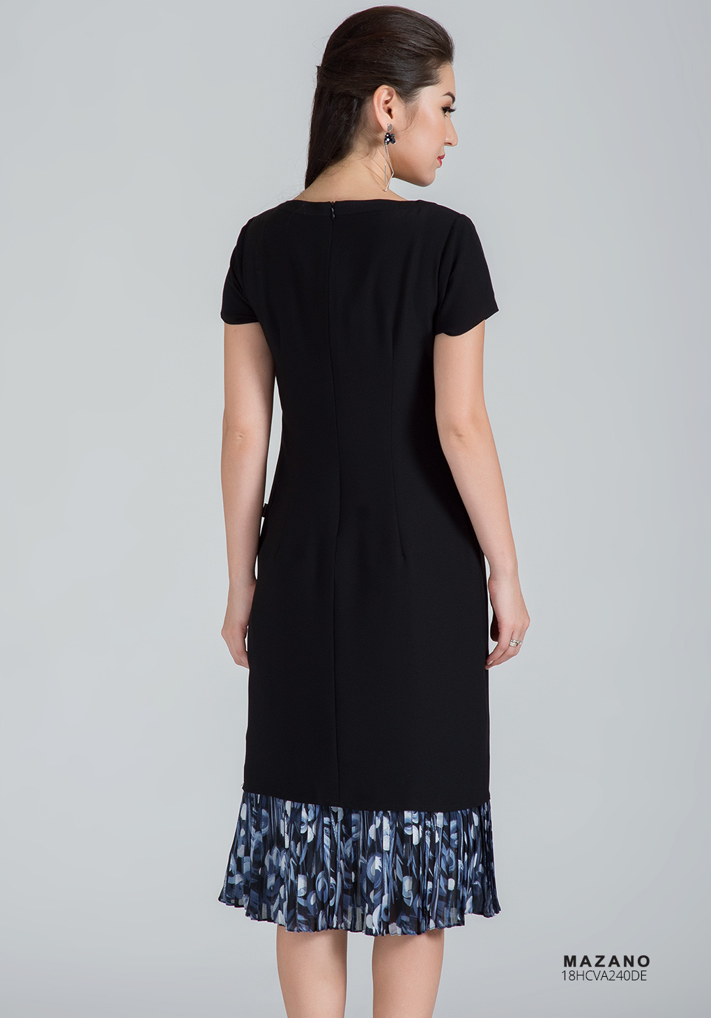 Váy đen phối chân hoa dập nhăn_thumbnail_1