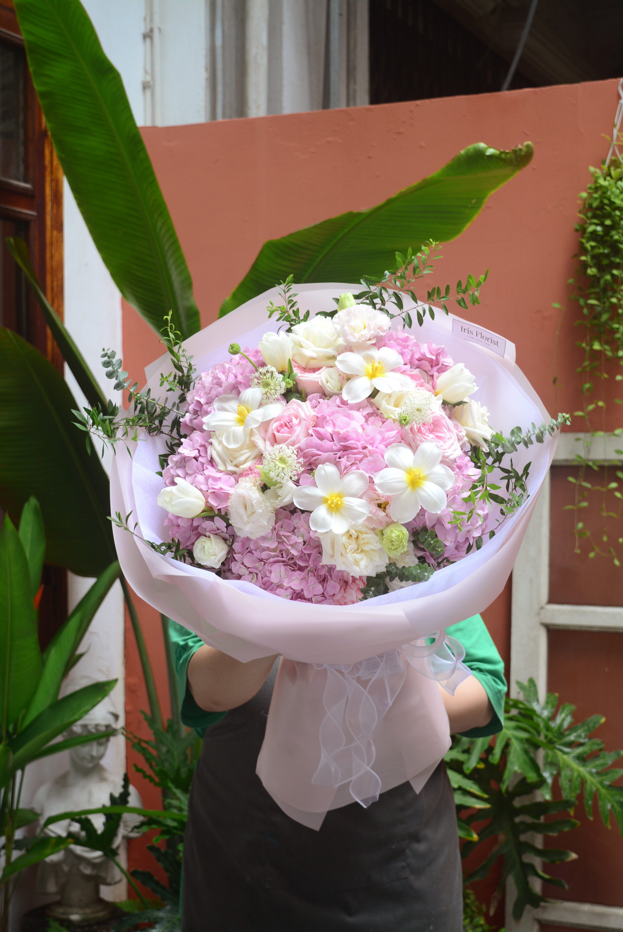 Bó hoa tú cầu hồng mix tulip và hoa phụ  trắng - Super Big Size