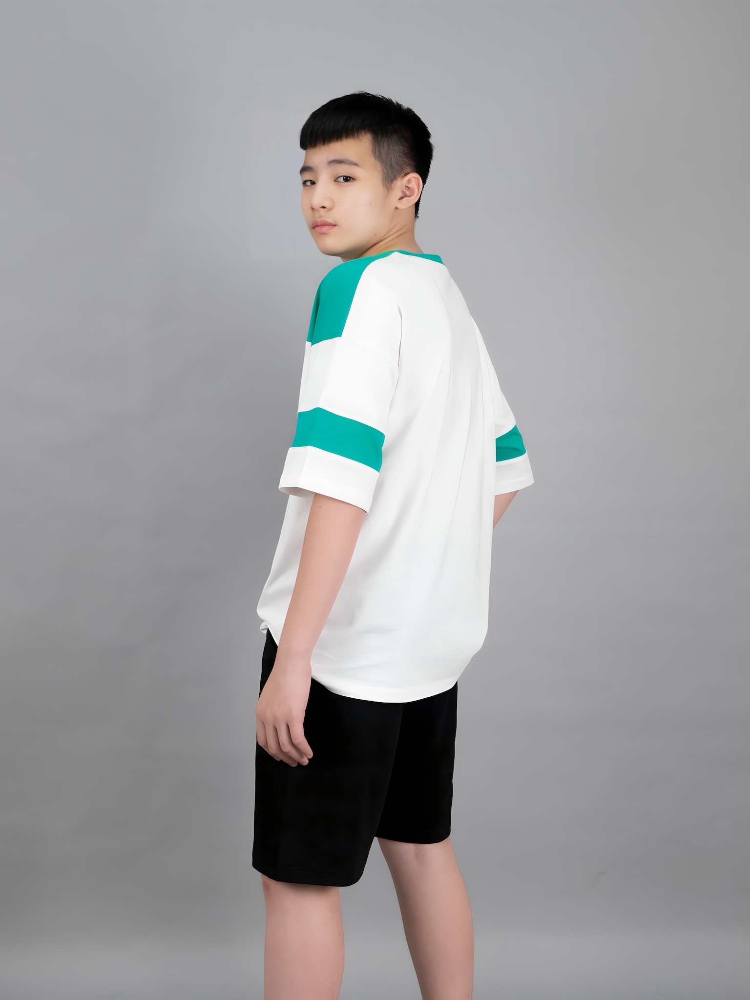 Áo phông dáng rộng trắng phối xanh lá số 92