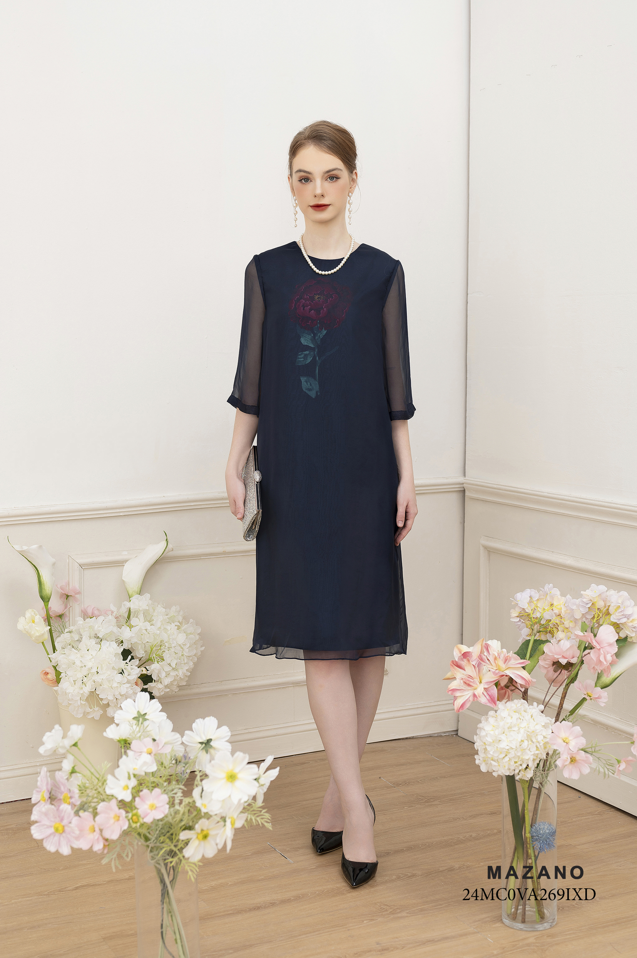 Váy Đầm suông Vải Voan tơ phủ trên vải lụa Họa tiết Hoa  bố cục cách điệu Cổ tròn vừa tay lỡ Dài qua gối 24MC0VA269IXD