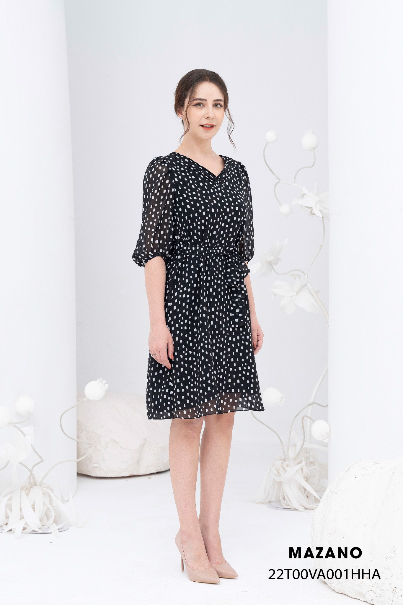 Đầm đen họa tiết thắt đai xếp ly cổ