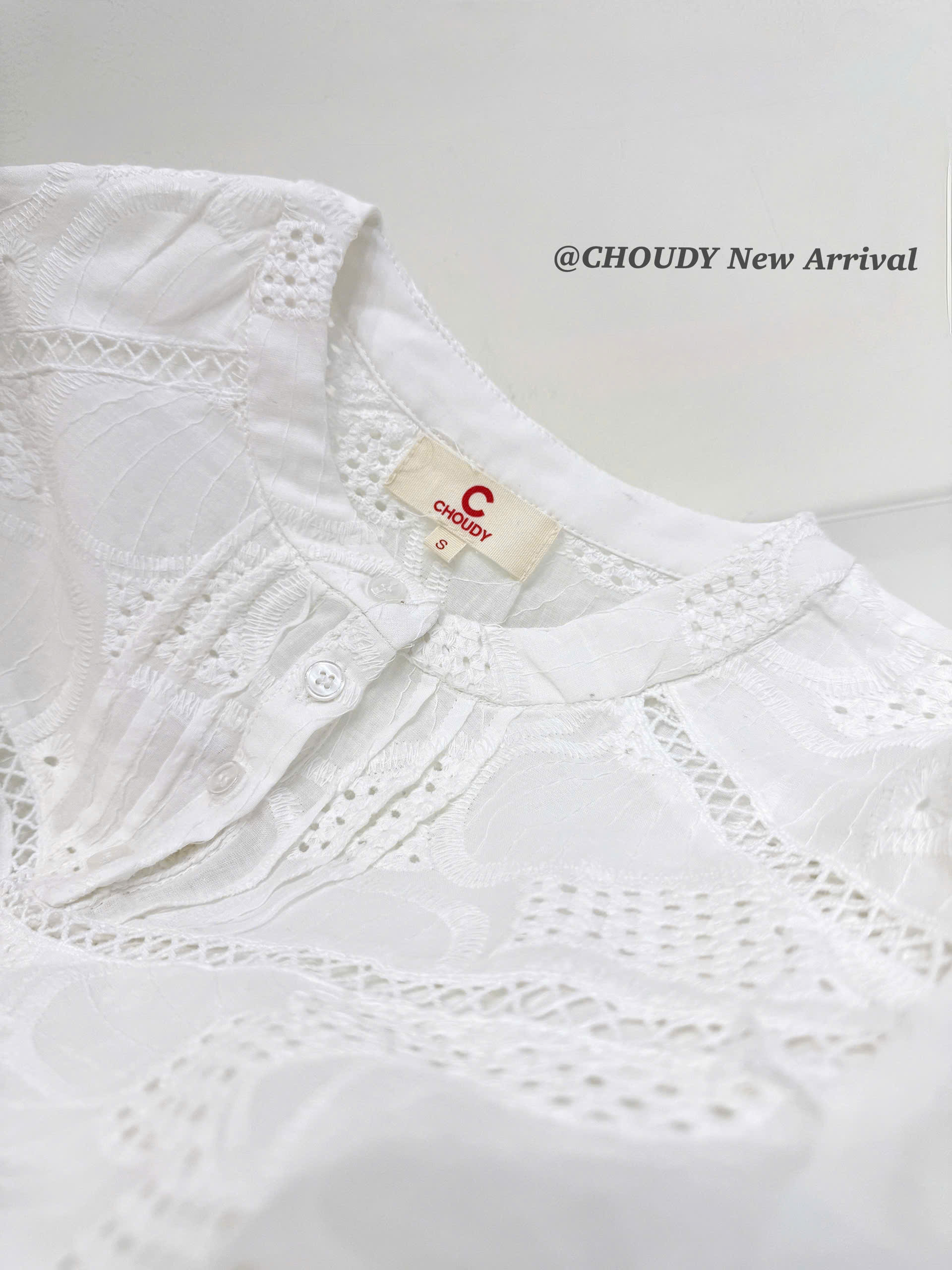 U682 ÁO KIỂU ĐỤC LỖ TRẮNG_thumbnail_3